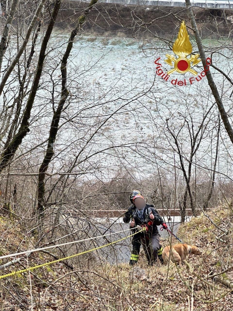 Con il cane in un dirupo, entrambi salvati dai Vigili del Fuoco (foto all’interno) 2