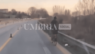 In bicicletta sulla E45, pedala e fa anche inversione di marcia (video) 6 Schermata 2024 02 19 alle 15.57.05