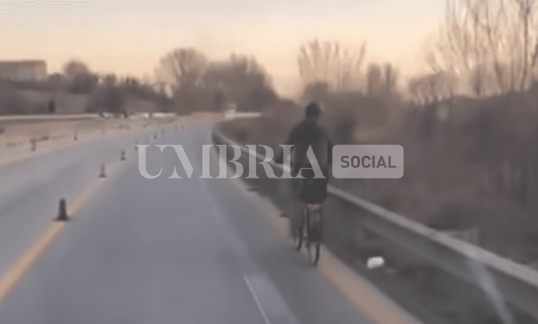 In bicicletta sulla E45, pedala e fa anche inversione di marcia (video) 1 Schermata 2024 02 19 alle 15.57.05