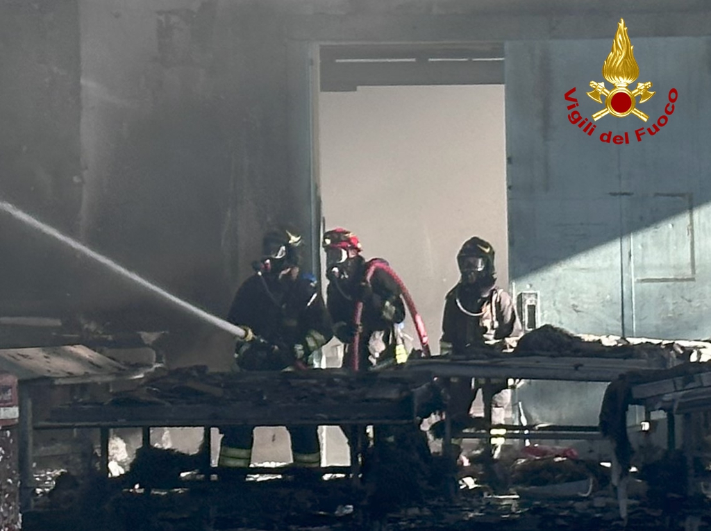 Incendio in una fabbrica in località Ferriera, fiamme alte visibili anche dalla superstrada (foto+video) 8