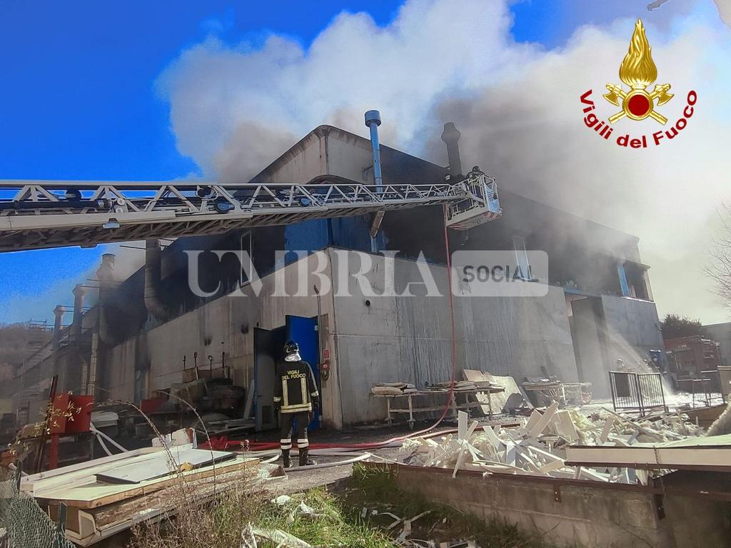 Incendio in una fabbrica in località Ferriera, fiamme alte visibili anche dalla superstrada (foto+video) 2