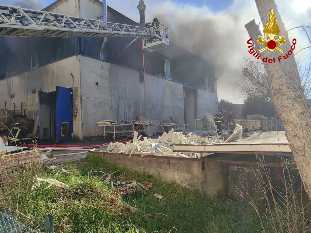 Incendio in una fabbrica in località Ferriera, fiamme alte visibili anche dalla superstrada (foto+video) 6