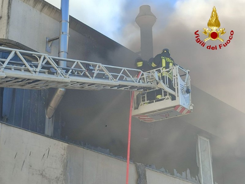 Incendio in una fabbrica in località Ferriera, fiamme alte visibili anche dalla superstrada (foto+video) 4