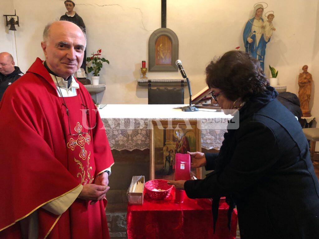 Città di Castello, nel giorno di San Biagio si rinnova la tradizione a Nuvole: don Giorgio benedice i telefonini (foto) 2