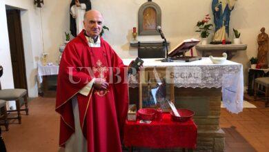 Città di Castello, nel giorno di San Biagio si rinnova la tradizione a Nuvole: don Giorgio benedice i telefonini (foto) 14 WhatsApp Image 2024 02 04 at 12.38.52