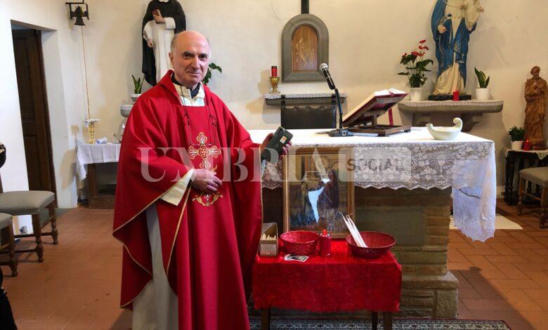 Città di Castello, nel giorno di San Biagio si rinnova la tradizione a Nuvole: don Giorgio benedice i telefonini (foto) 1 WhatsApp Image 2024 02 04 at 12.38.52