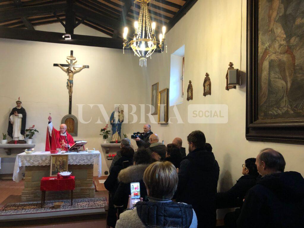 Città di Castello, nel giorno di San Biagio si rinnova la tradizione a Nuvole: don Giorgio benedice i telefonini (foto) 4