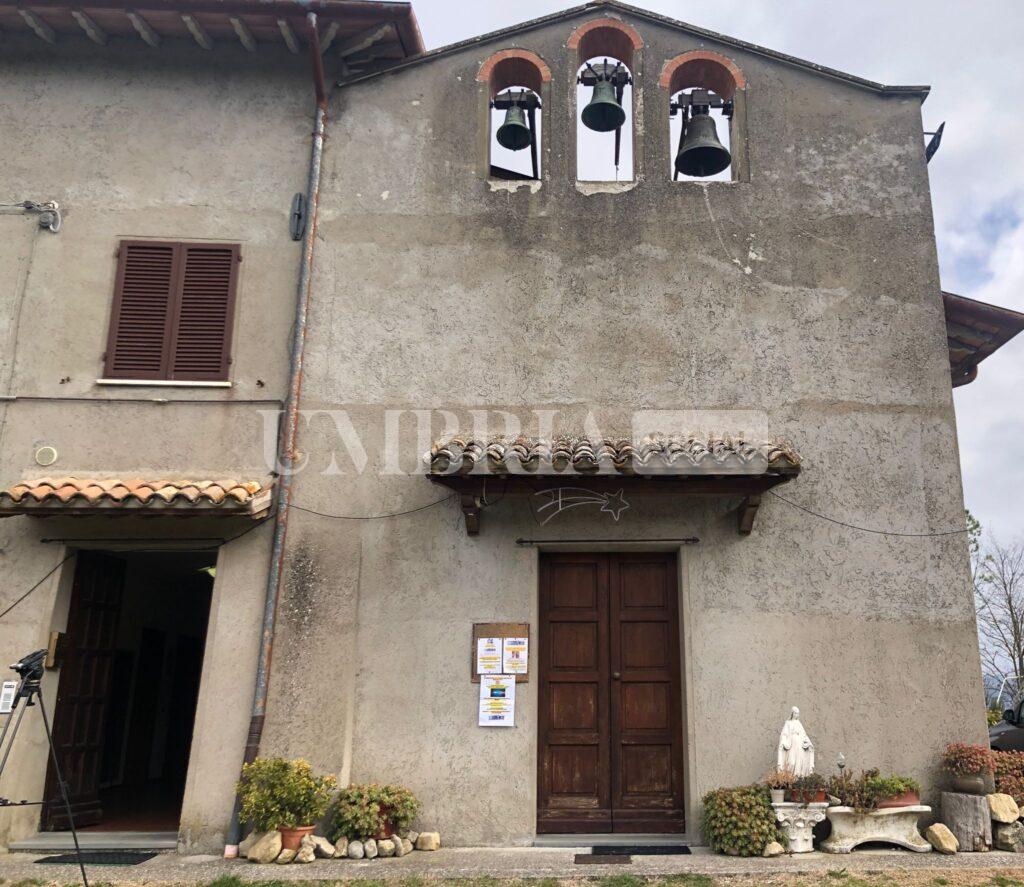 Città di Castello, nel giorno di San Biagio si rinnova la tradizione a Nuvole: don Giorgio benedice i telefonini (foto) 6