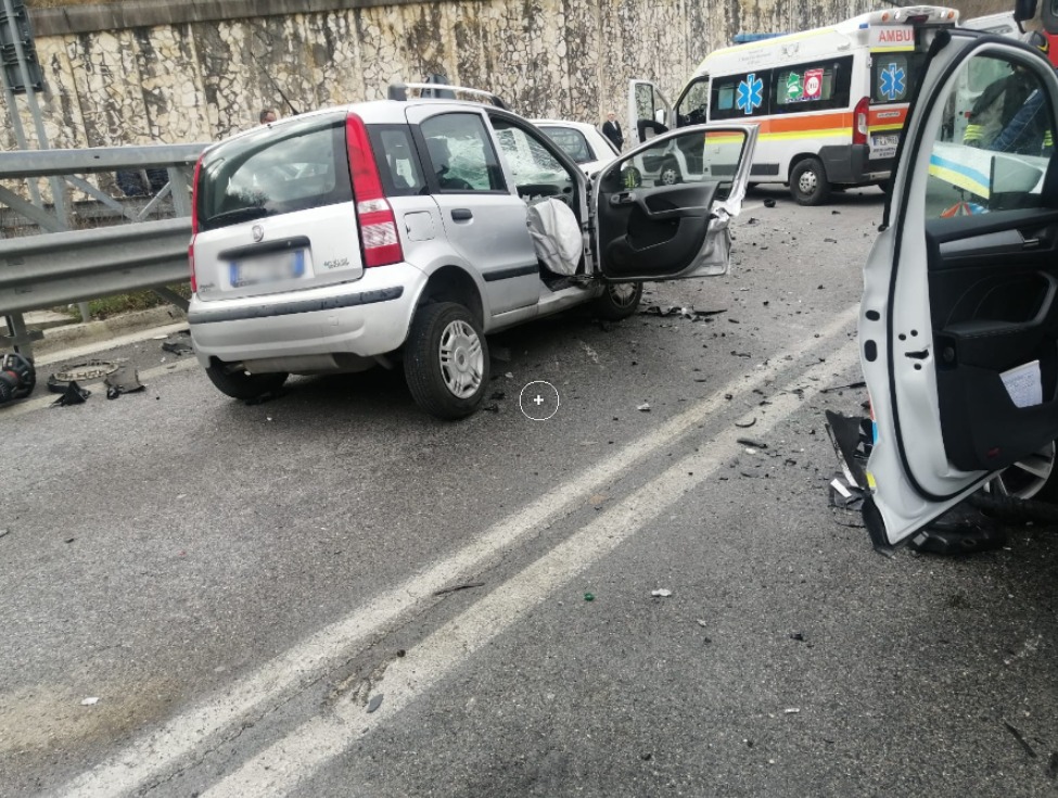 Tragedia sulla Perugia - Ancona: incidente tra tre veicoli, morta una persona 3 Tragedia sulla Perugia - Ancona: incidente tra tre veicoli, morta una persona 2