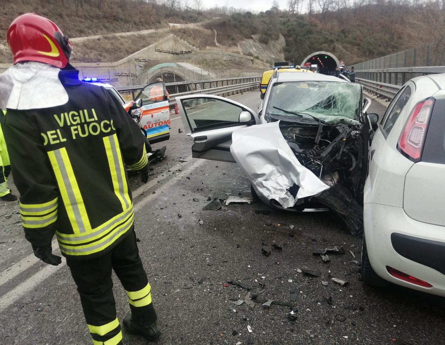 Tragedia sulla Perugia - Ancona: incidente tra tre veicoli, morta una persona 5 Tragedia sulla Perugia - Ancona: incidente tra tre veicoli, morta una persona 4