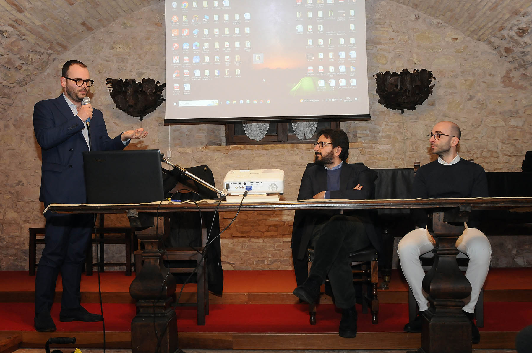 Giano dell'Umbria, pienone per Costantino D'Orazio all'abbazia di San Felice (foto) 9 Giano dell'Umbria, pienone per Costantino D'Orazio all'abbazia di San Felice (foto) 8