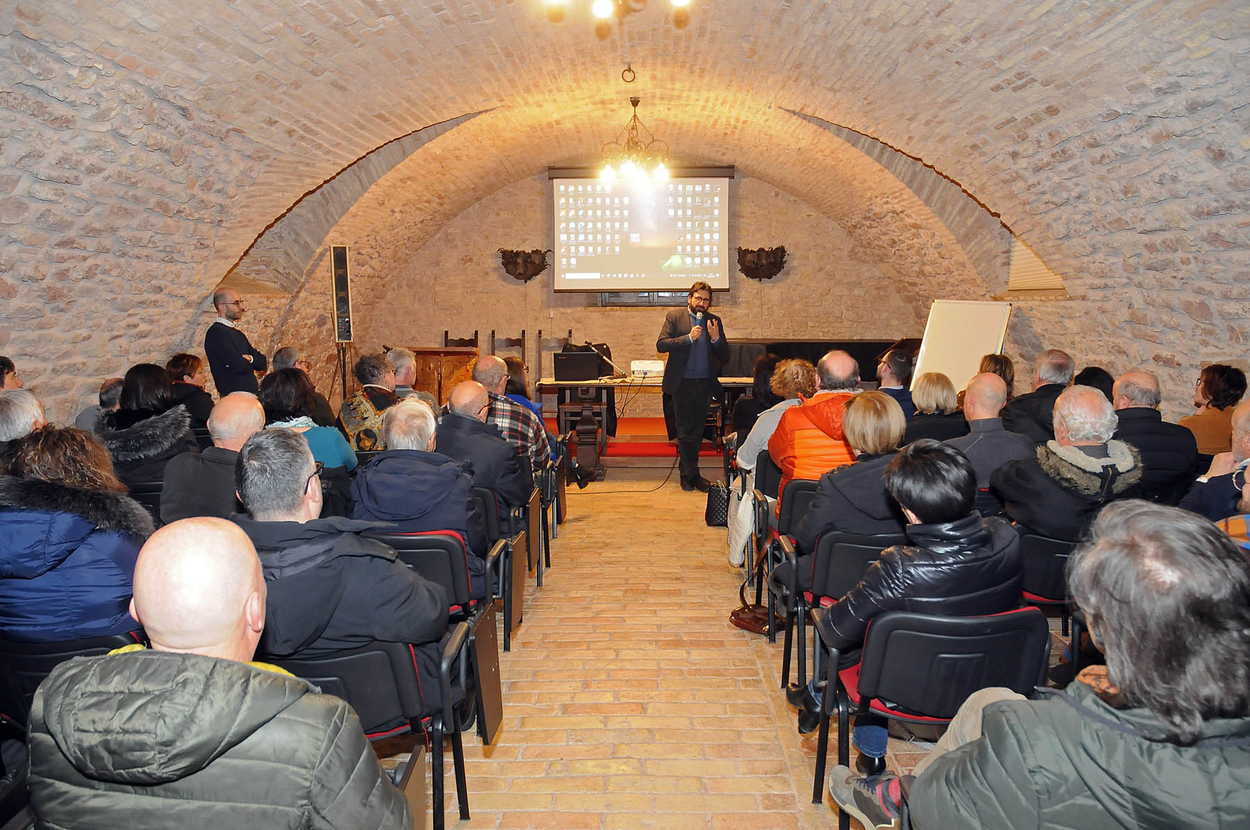 Giano dell'Umbria, pienone per Costantino D'Orazio all'abbazia di San Felice (foto) 5 Giano dell'Umbria, pienone per Costantino D'Orazio all'abbazia di San Felice (foto) 4