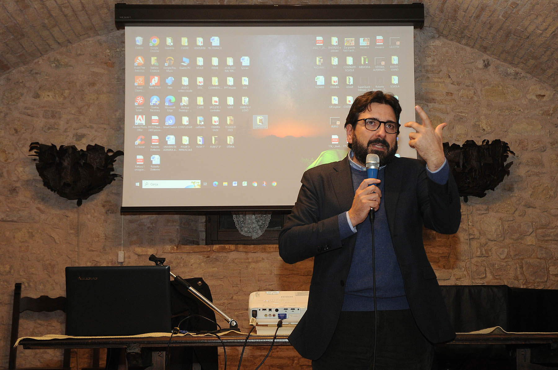Giano dell'Umbria, pienone per Costantino D'Orazio all'abbazia di San Felice (foto) 3 Giano dell'Umbria, pienone per Costantino D'Orazio all'abbazia di San Felice (foto) 2
