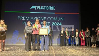 Castiglione del Lago è ancora un Comune Plastic Free: 2 tartarughe anche nel 2024 (foto) 2 Premiazione Plastic Free a Milano 4
