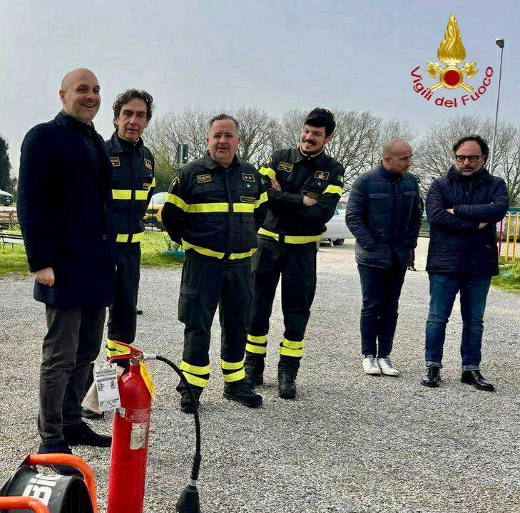 Pierantonio, il sottosegretario Emanuele Prisco e i Vigili del fuoco in visita alla scuola primaria (foto) 10