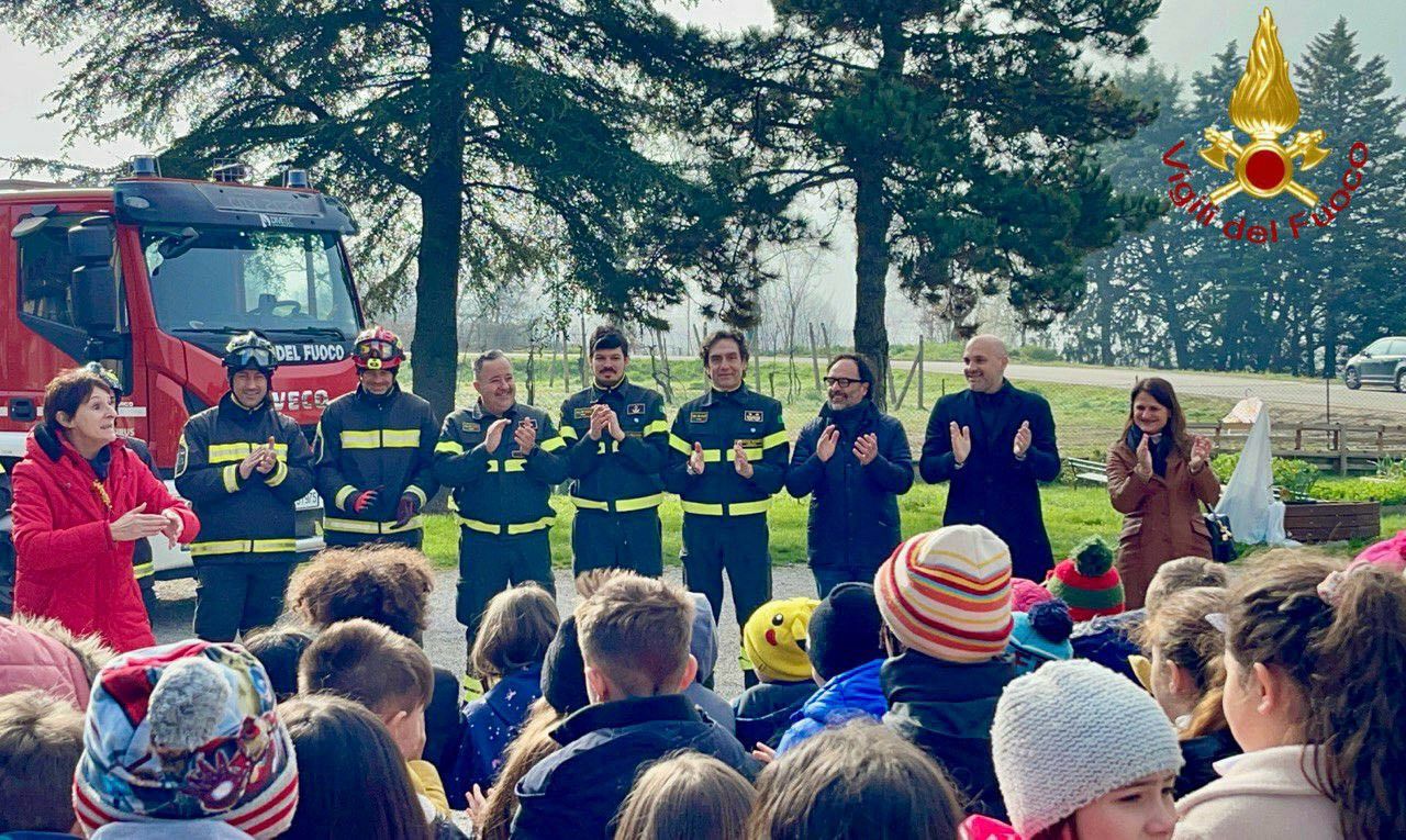 Pierantonio, il sottosegretario Emanuele Prisco e i Vigili del fuoco in visita alla scuola primaria (foto) 8