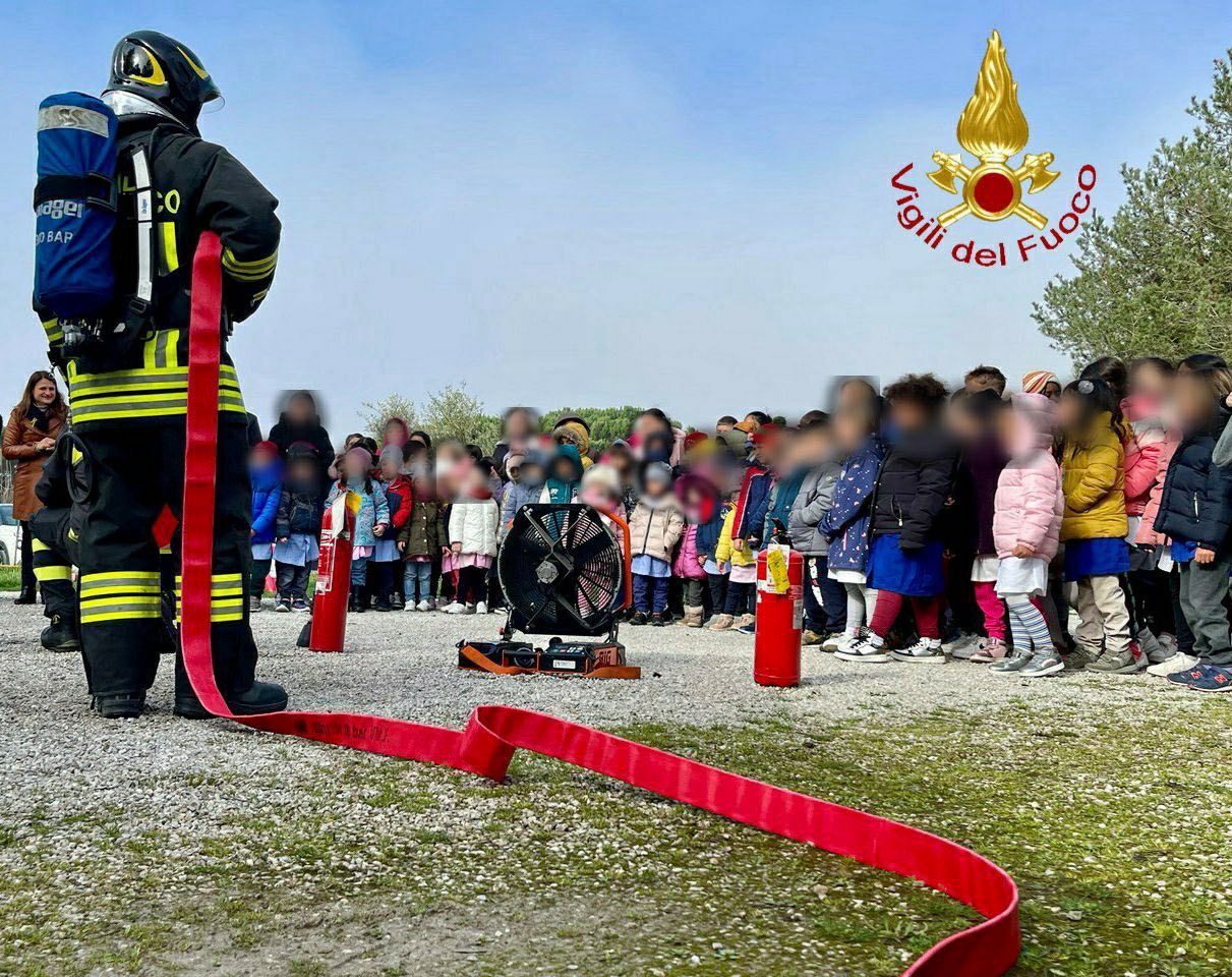 Pierantonio, il sottosegretario Emanuele Prisco e i Vigili del fuoco in visita alla scuola primaria (foto) 6
