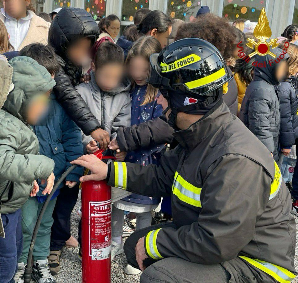 Pierantonio, il sottosegretario Emanuele Prisco e i Vigili del fuoco in visita alla scuola primaria (foto) 2