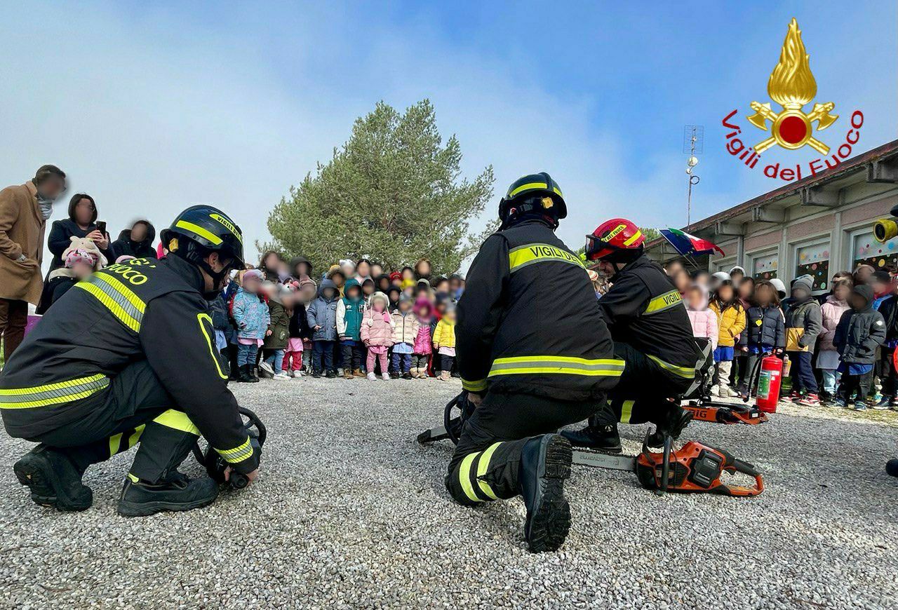 Pierantonio, il sottosegretario Emanuele Prisco e i Vigili del fuoco in visita alla scuola primaria (foto) 4