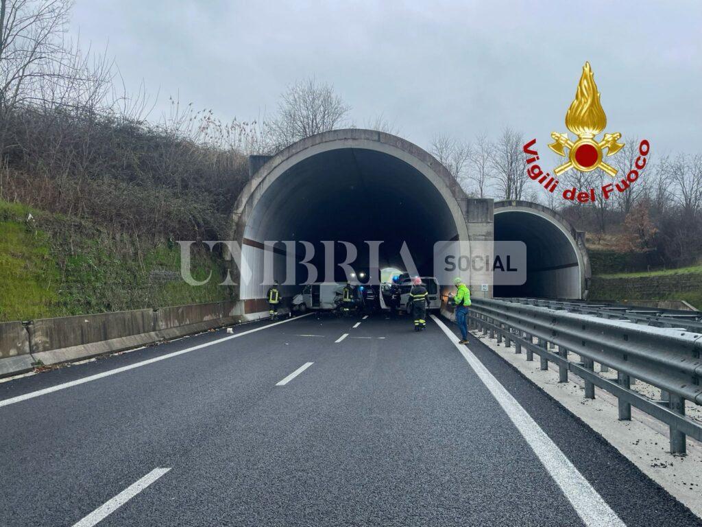 Fossato di Vico, scontro tra due furgoni: una persona in ospedale 2