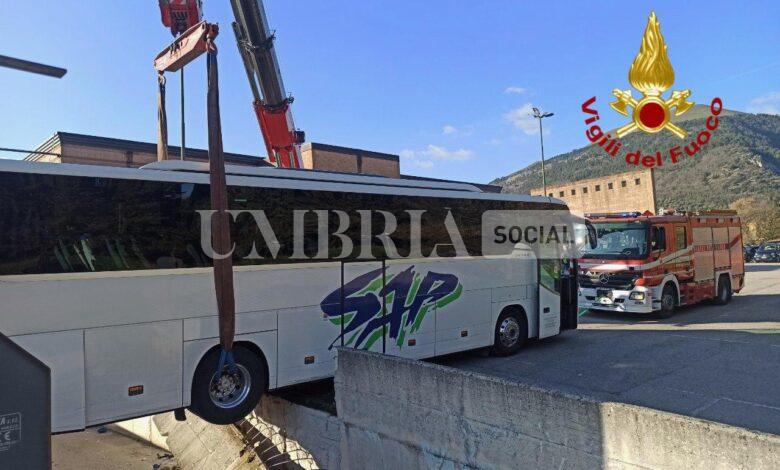 Gubbio, pullman si sfrena e colpisce due auto in sosta 1 WhatsApp Image 2024 03 19 at 16.42.11