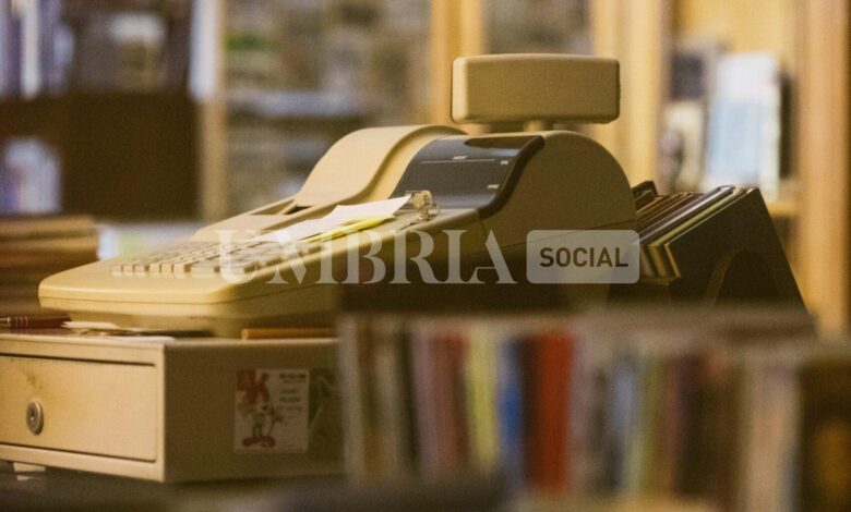 Furto con destrezza al ristorante, dalla cassa spariscono 120 euro: denunciato 30enne 1 radek homola nPQHFyVfkXY unsplash scaled e1709903766752