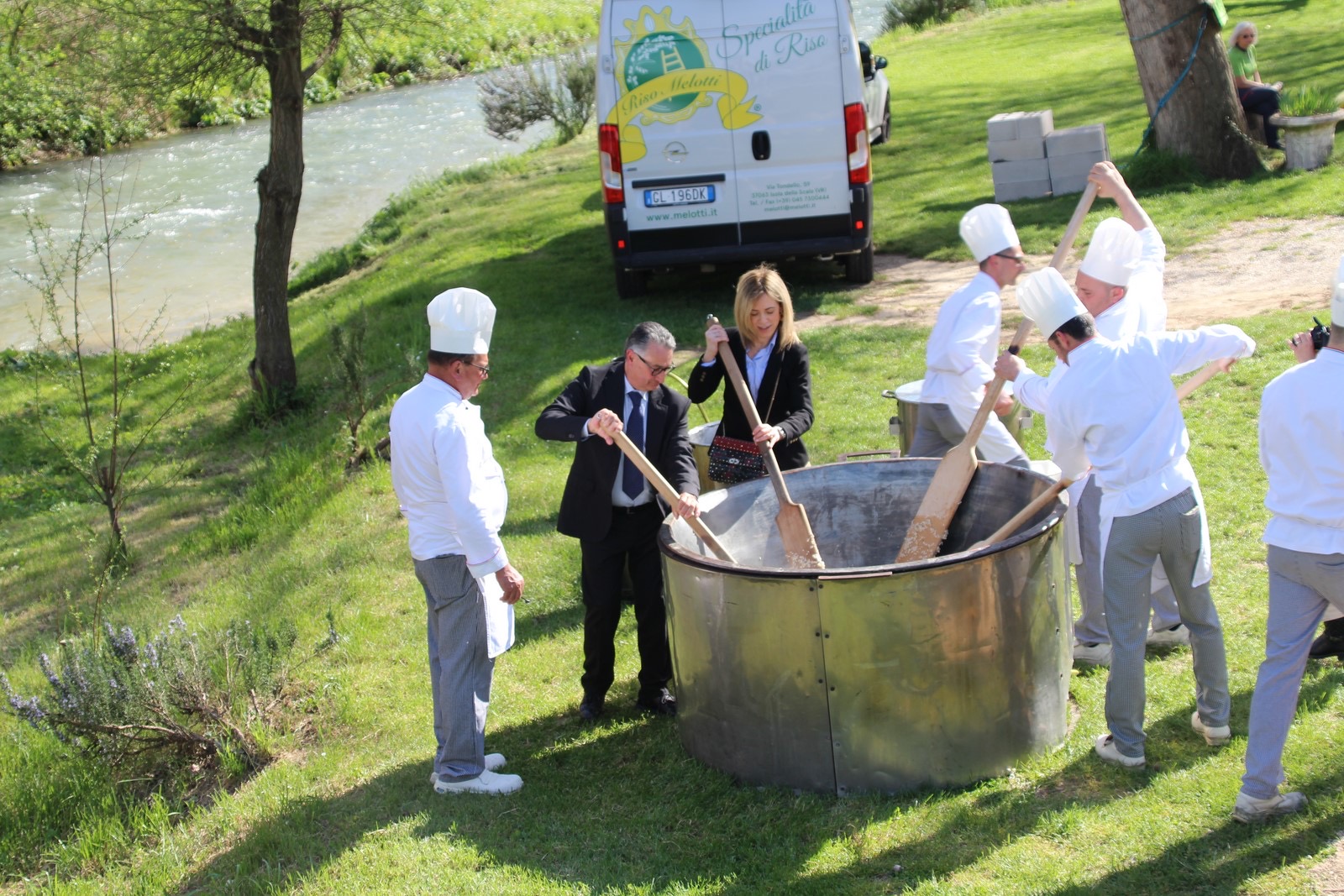 Scheggino celebra il Diamante Nero, frittata al tartufo da record con Elisa Isoardi (foto) 8
