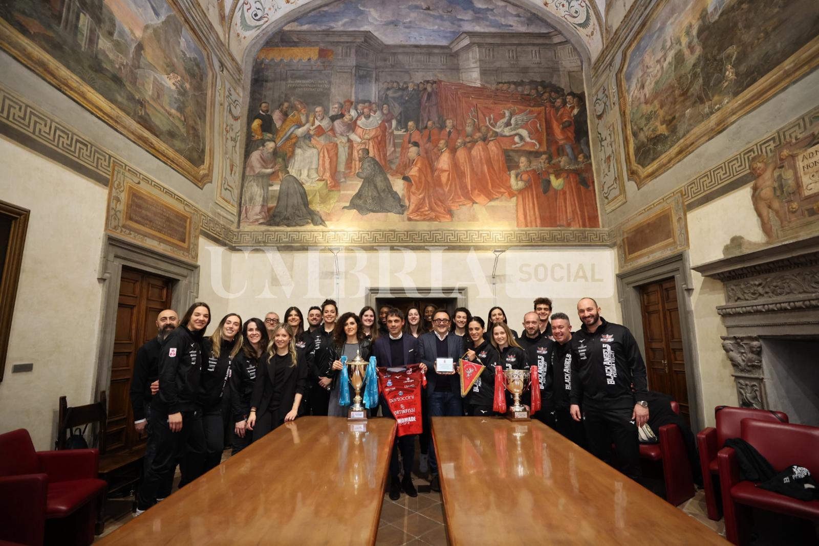 Festa Bartoccini Fortinfissi Perugia, la squadra premiata dal Comune di Perugia per il ritorno in Serie A1 (foto) 5 Festa Bartoccini Fortinfissi Perugia, la squadra premiata dal Comune di Perugia per il ritorno in Serie A1 (foto) 4