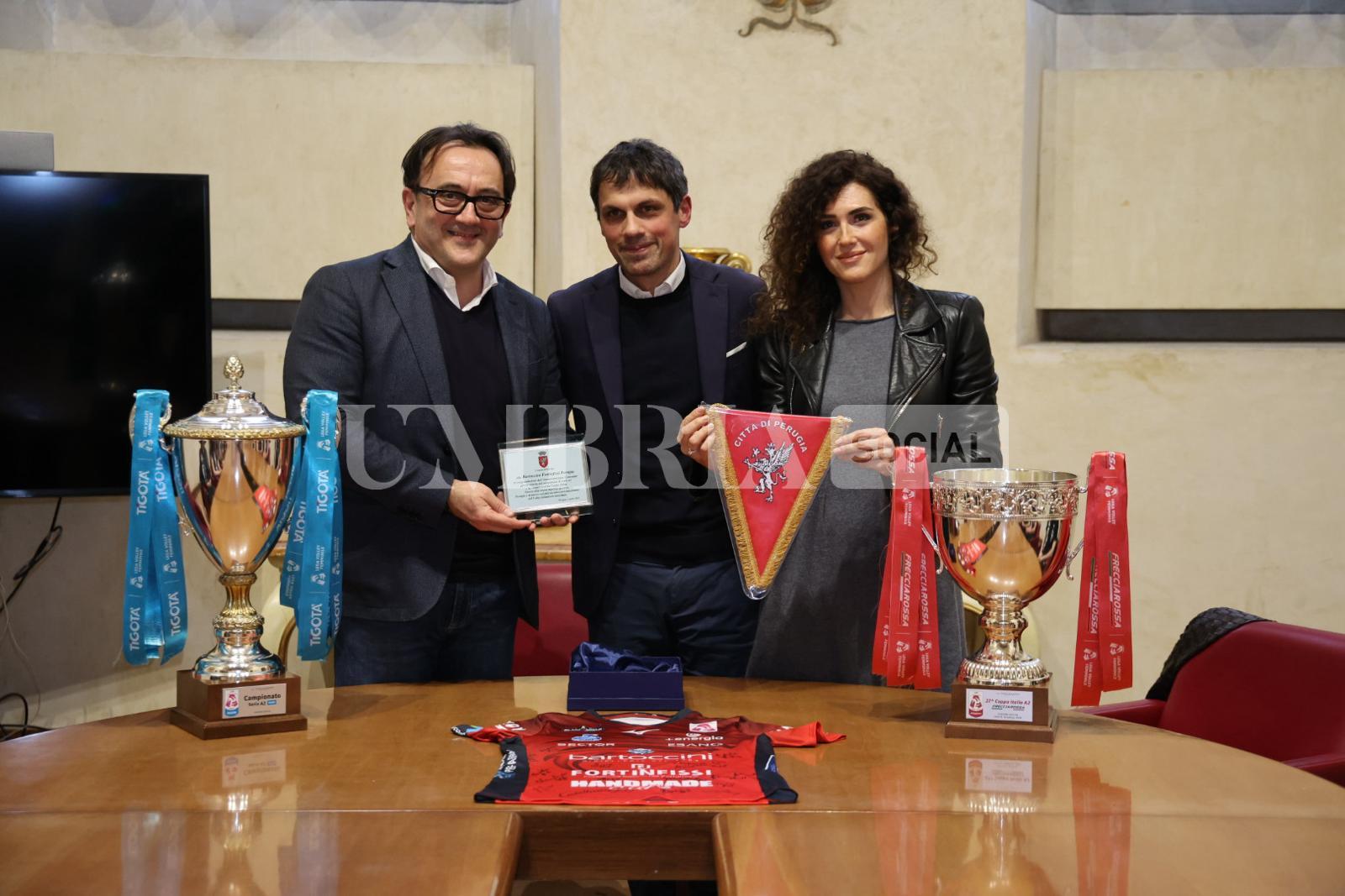 Festa Bartoccini Fortinfissi Perugia, la squadra premiata dal Comune di Perugia per il ritorno in Serie A1 (foto) 3 Festa Bartoccini Fortinfissi Perugia, la squadra premiata dal Comune di Perugia per il ritorno in Serie A1 (foto) 2