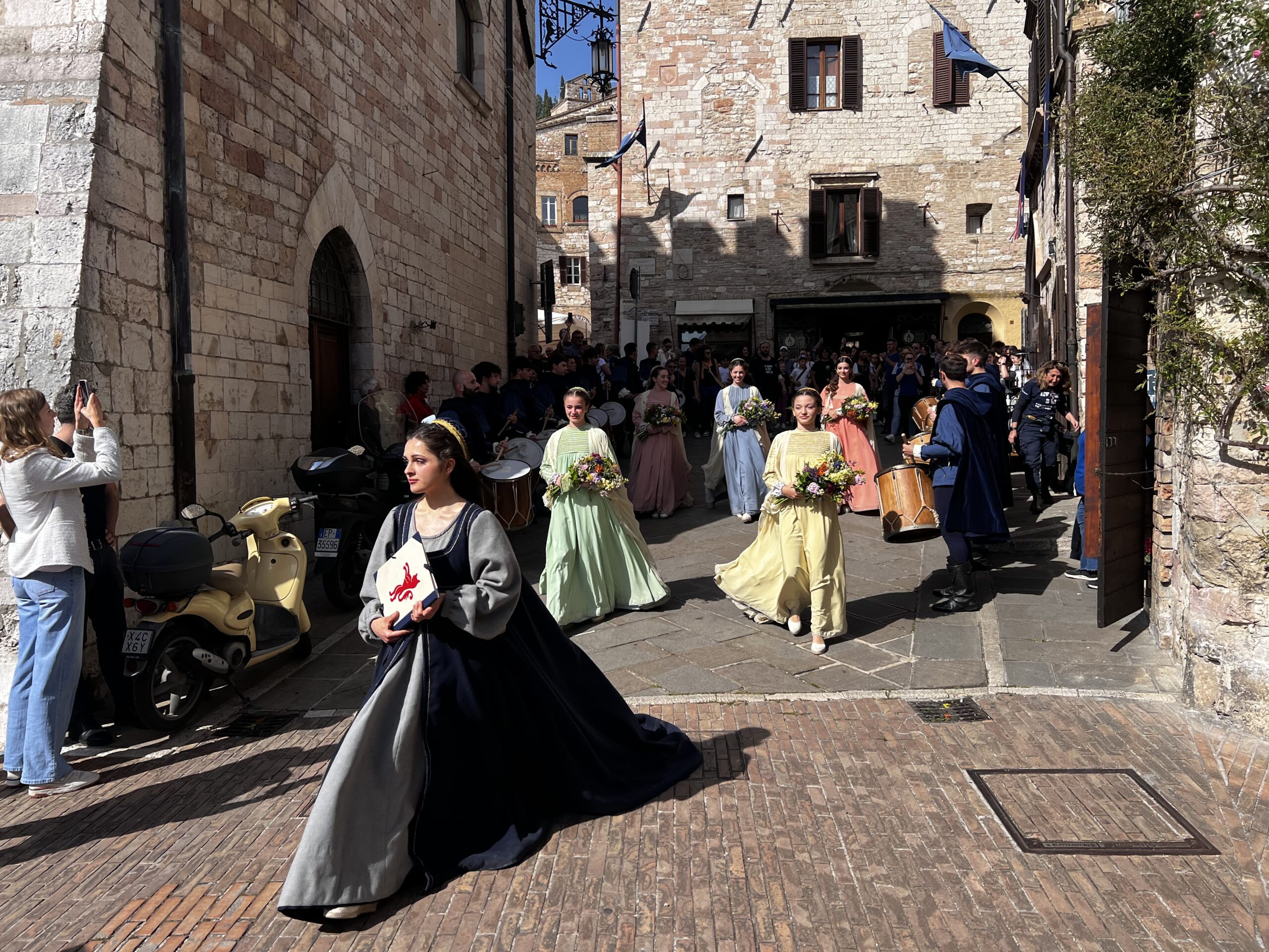 Calendimaggio di Assisi, svelati i nomi delle regine della festa: ecco le Madonne Primavera di Magnifica Parte de Sotto e di Nobilissima Parte de Sopra (foto) 5 Calendimaggio di Assisi, svelati i nomi delle regine della festa: ecco le Madonne Primavera di Magnifica Parte de Sotto e di Nobilissima Parte de Sopra (foto) 4