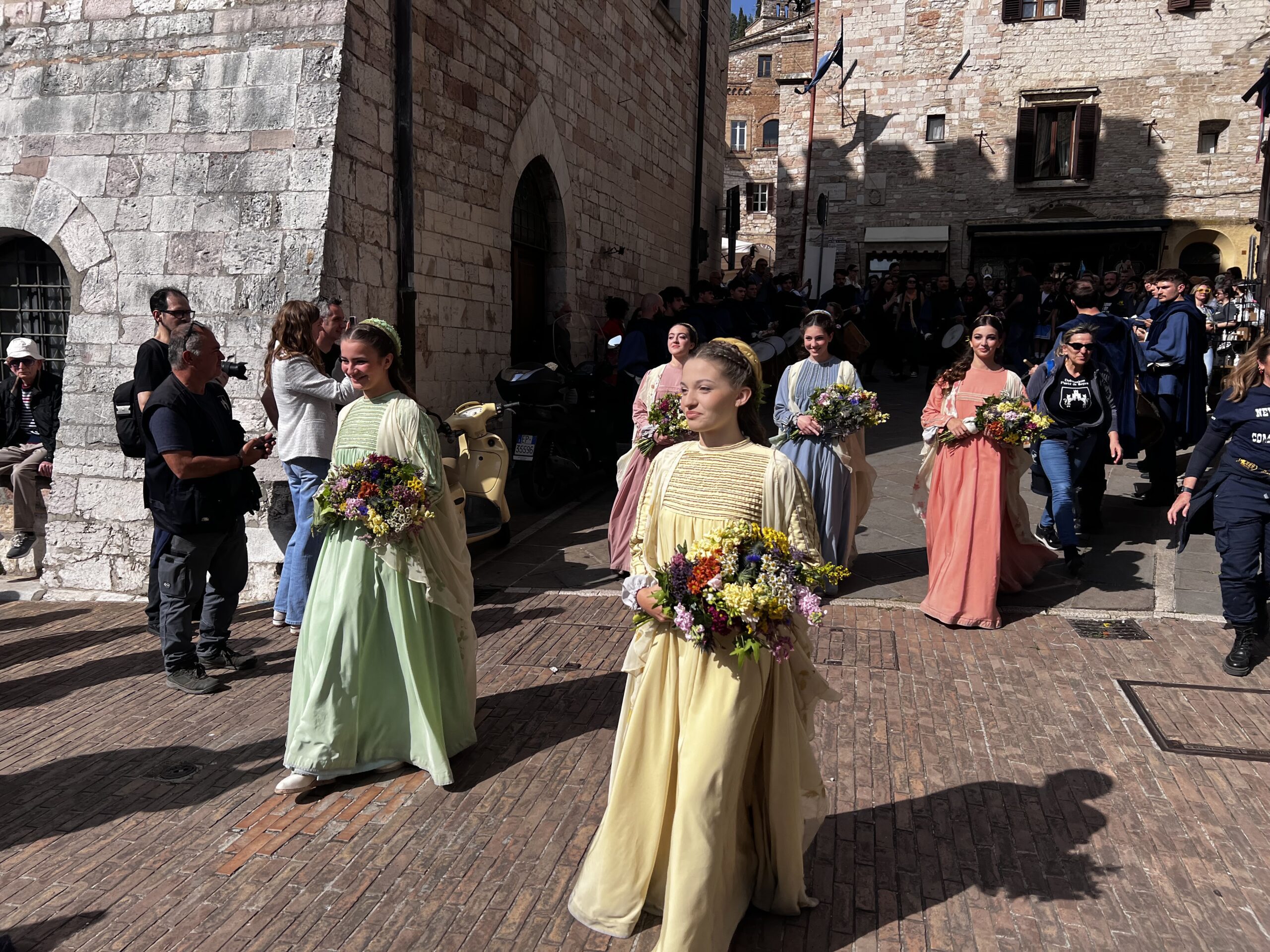 Calendimaggio di Assisi, svelati i nomi delle regine della festa: ecco le Madonne Primavera di Magnifica Parte de Sotto e di Nobilissima Parte de Sopra (foto) 7 Calendimaggio di Assisi, svelati i nomi delle regine della festa: ecco le Madonne Primavera di Magnifica Parte de Sotto e di Nobilissima Parte de Sopra (foto) 6