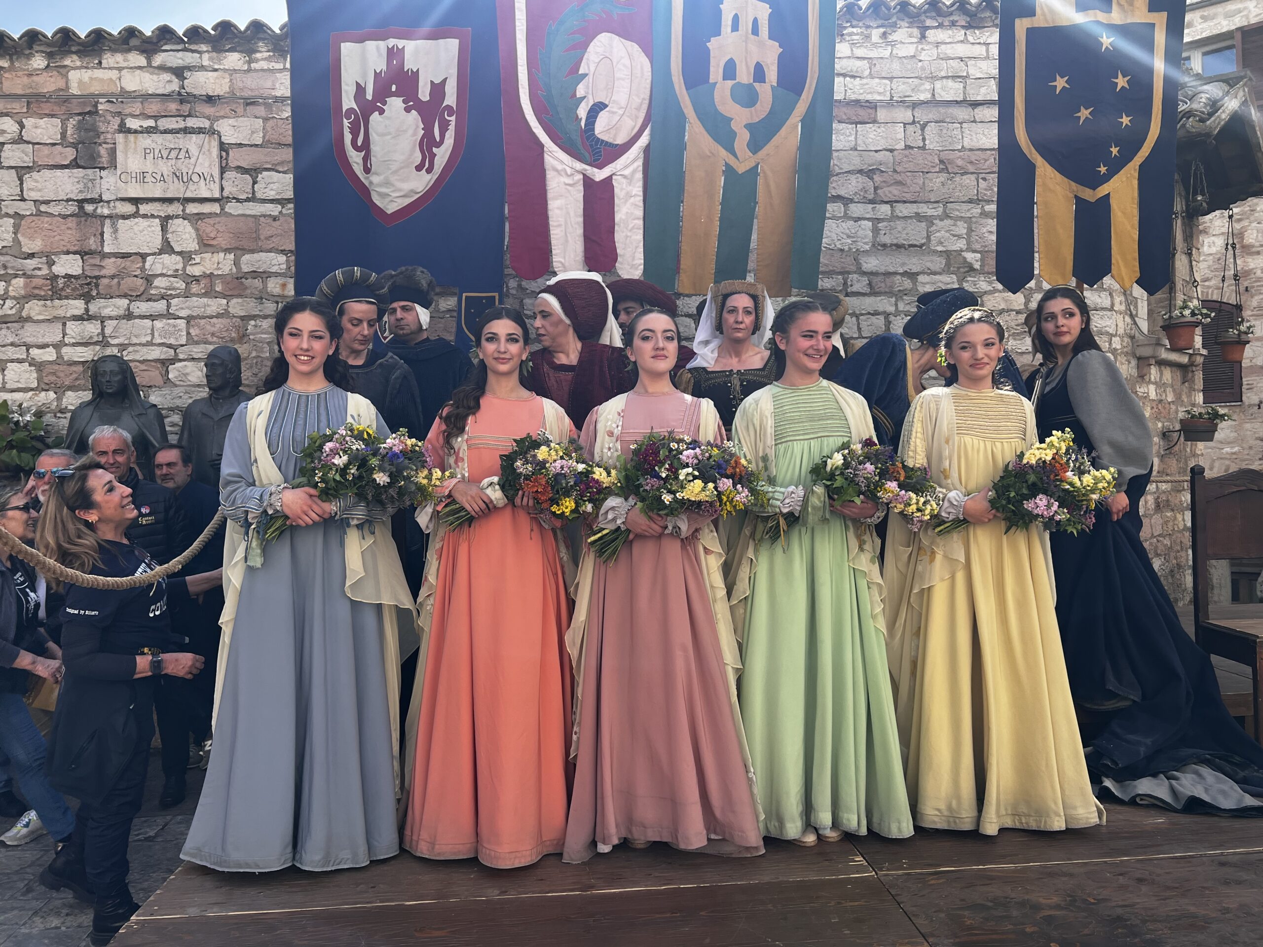 Calendimaggio di Assisi, svelati i nomi delle regine della festa: ecco le Madonne Primavera di Magnifica Parte de Sotto e di Nobilissima Parte de Sopra (foto) 11 Calendimaggio di Assisi, svelati i nomi delle regine della festa: ecco le Madonne Primavera di Magnifica Parte de Sotto e di Nobilissima Parte de Sopra (foto) 10