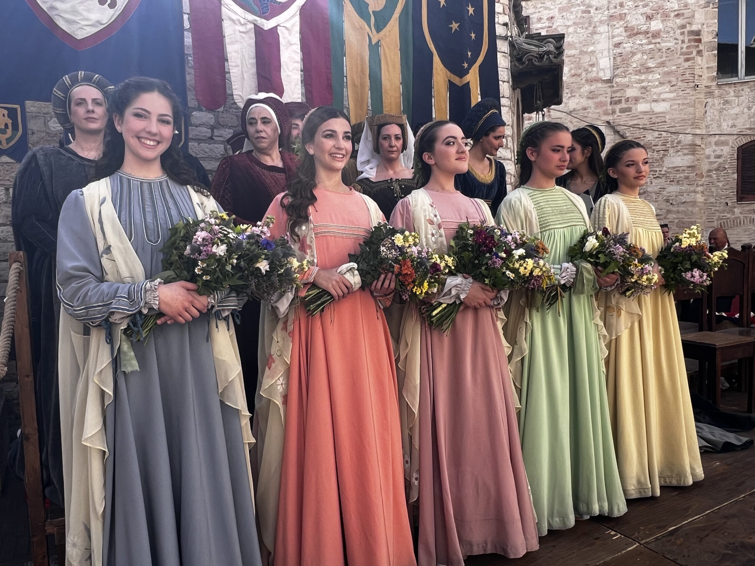 Calendimaggio di Assisi, svelati i nomi delle regine della festa: ecco le Madonne Primavera di Magnifica Parte de Sotto e di Nobilissima Parte de Sopra (foto) 13 Calendimaggio di Assisi, svelati i nomi delle regine della festa: ecco le Madonne Primavera di Magnifica Parte de Sotto e di Nobilissima Parte de Sopra (foto) 12
