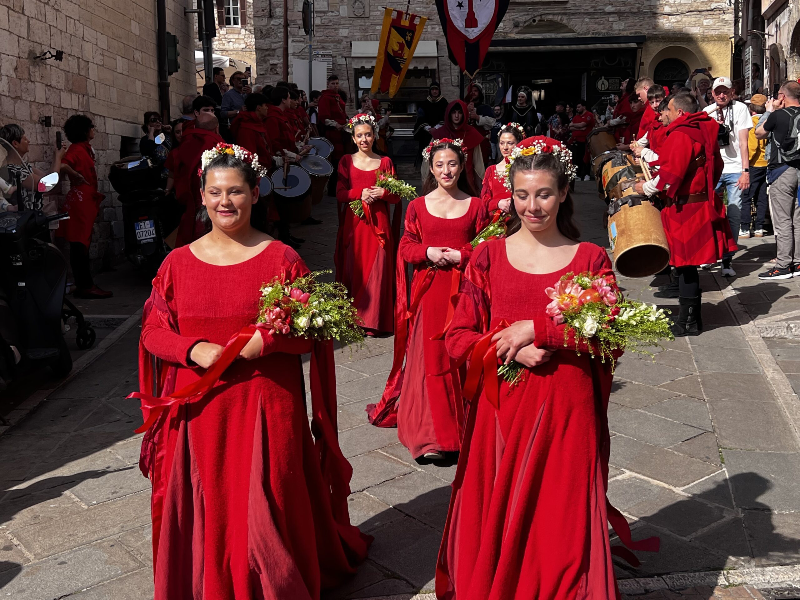 Calendimaggio di Assisi, svelati i nomi delle regine della festa: ecco le Madonne Primavera di Magnifica Parte de Sotto e di Nobilissima Parte de Sopra (foto) 17 Calendimaggio di Assisi, svelati i nomi delle regine della festa: ecco le Madonne Primavera di Magnifica Parte de Sotto e di Nobilissima Parte de Sopra (foto) 16