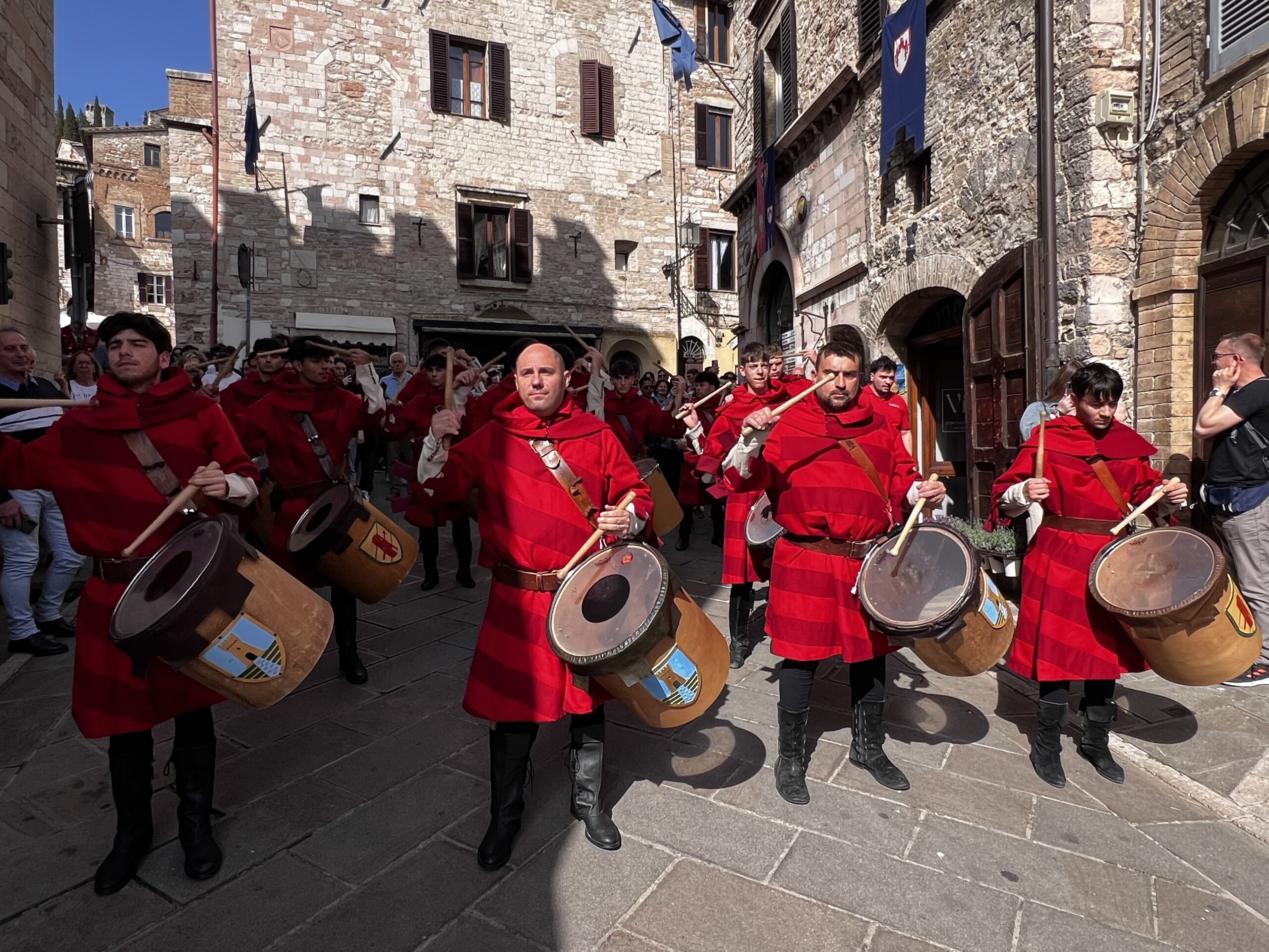 Calendimaggio di Assisi, svelati i nomi delle regine della festa: ecco le Madonne Primavera di Magnifica Parte de Sotto e di Nobilissima Parte de Sopra (foto) 19 Calendimaggio di Assisi, svelati i nomi delle regine della festa: ecco le Madonne Primavera di Magnifica Parte de Sotto e di Nobilissima Parte de Sopra (foto) 18