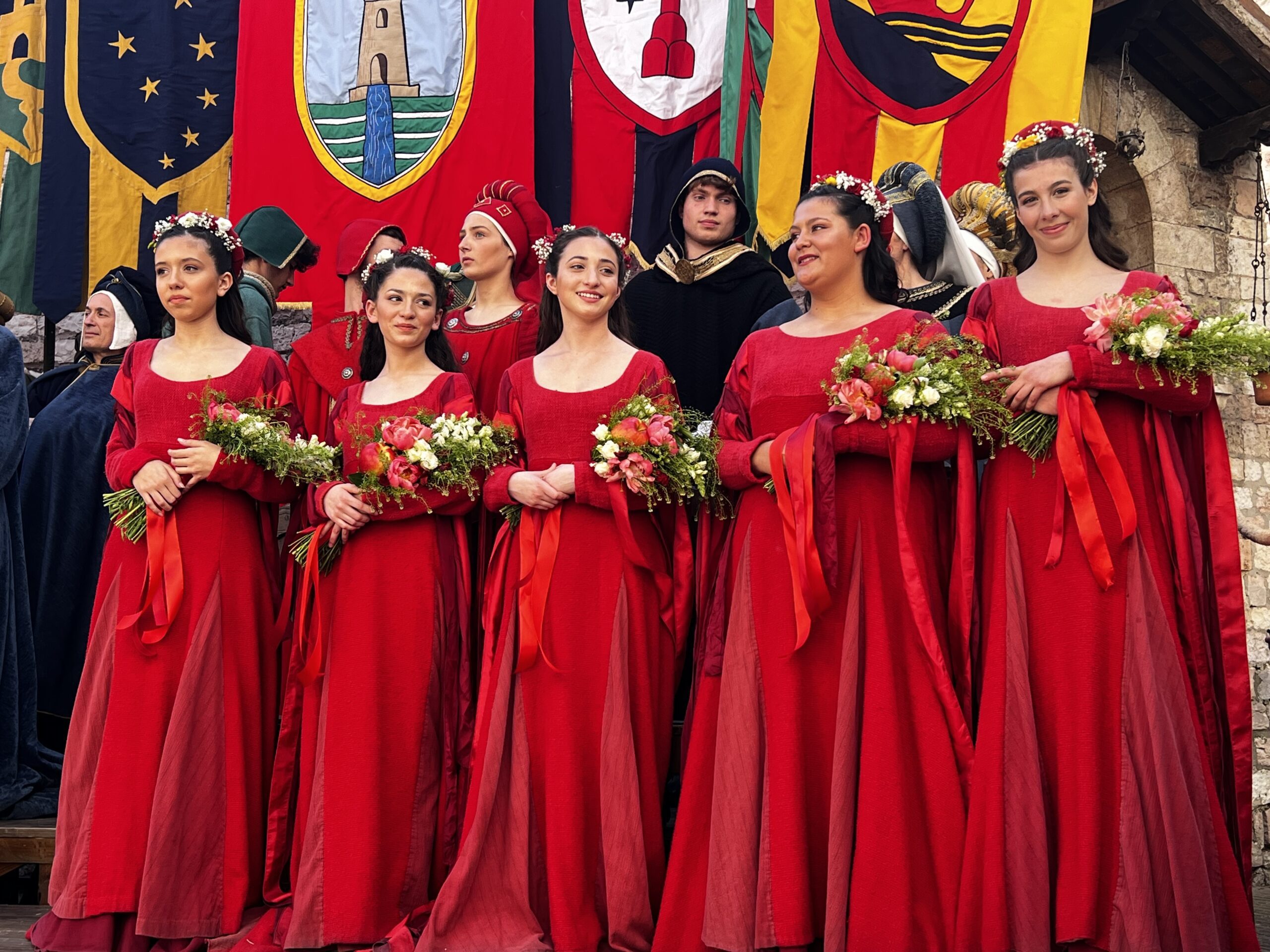 Calendimaggio di Assisi, svelati i nomi delle regine della festa: ecco le Madonne Primavera di Magnifica Parte de Sotto e di Nobilissima Parte de Sopra (foto) 21 Calendimaggio di Assisi, svelati i nomi delle regine della festa: ecco le Madonne Primavera di Magnifica Parte de Sotto e di Nobilissima Parte de Sopra (foto) 20