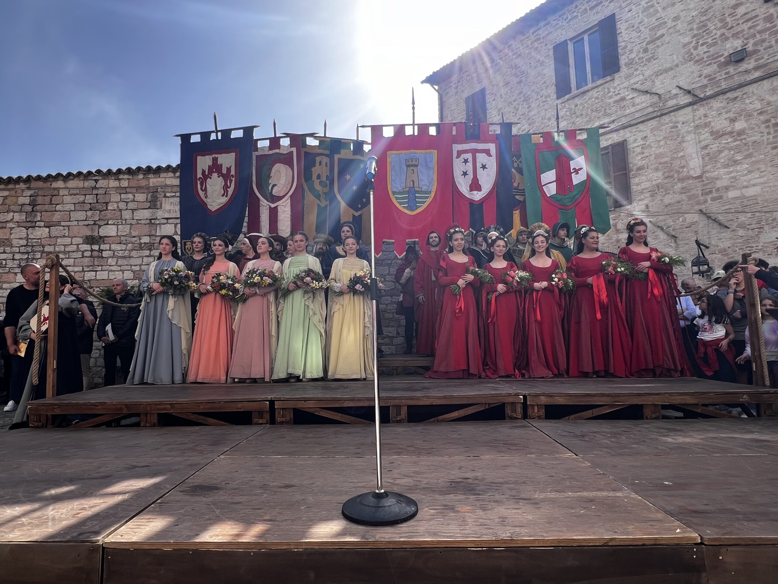 Calendimaggio di Assisi, svelati i nomi delle regine della festa: ecco le Madonne Primavera di Magnifica Parte de Sotto e di Nobilissima Parte de Sopra (foto) 23 Calendimaggio di Assisi, svelati i nomi delle regine della festa: ecco le Madonne Primavera di Magnifica Parte de Sotto e di Nobilissima Parte de Sopra (foto) 22