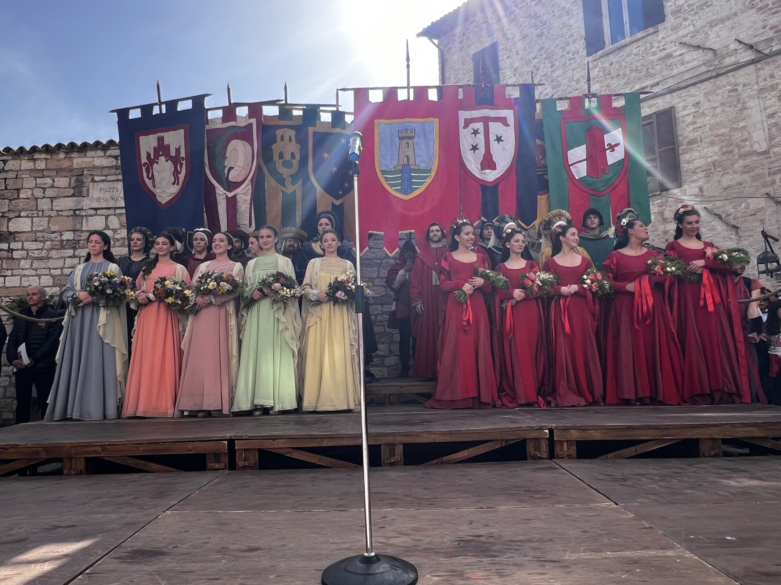 Calendimaggio di Assisi, svelati i nomi delle regine della festa: ecco le Madonne Primavera di Magnifica Parte de Sotto e di Nobilissima Parte de Sopra (foto) 25 Calendimaggio di Assisi, svelati i nomi delle regine della festa: ecco le Madonne Primavera di Magnifica Parte de Sotto e di Nobilissima Parte de Sopra (foto) 24