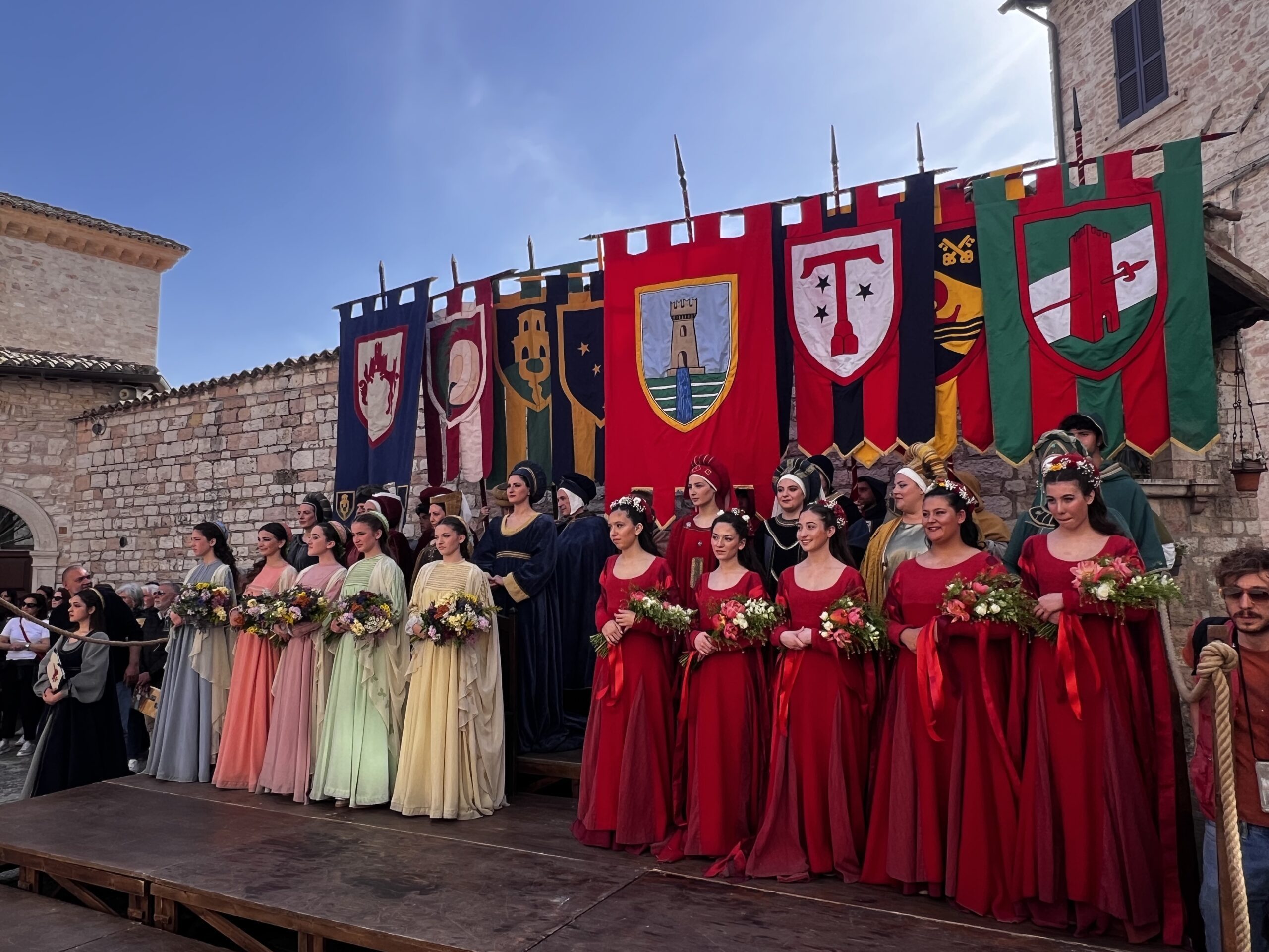 Calendimaggio di Assisi, svelati i nomi delle regine della festa: ecco le Madonne Primavera di Magnifica Parte de Sotto e di Nobilissima Parte de Sopra (foto) 33 Calendimaggio di Assisi, svelati i nomi delle regine della festa: ecco le Madonne Primavera di Magnifica Parte de Sotto e di Nobilissima Parte de Sopra (foto) 32