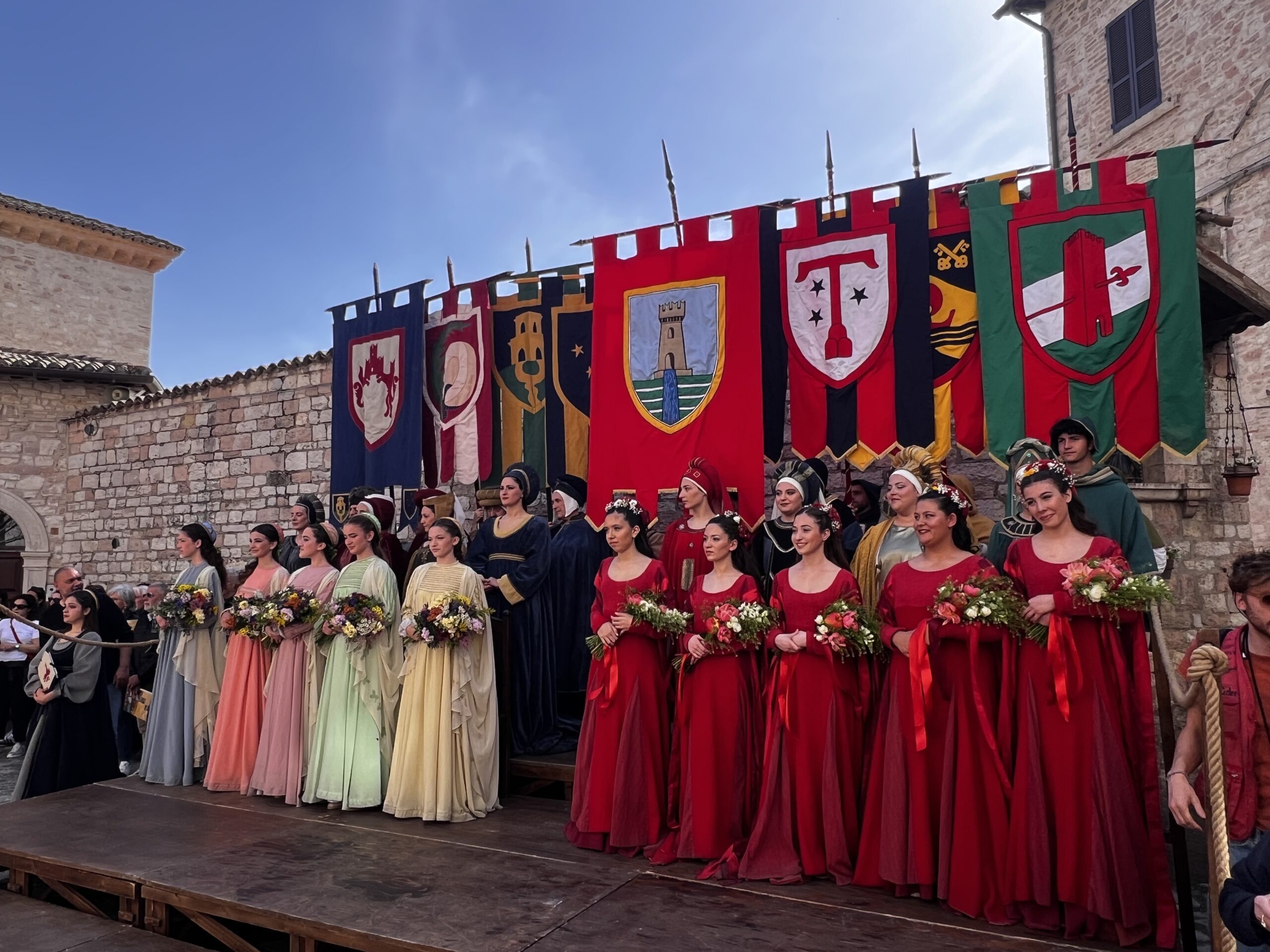 Calendimaggio di Assisi, svelati i nomi delle regine della festa: ecco le Madonne Primavera di Magnifica Parte de Sotto e di Nobilissima Parte de Sopra (foto) 27 Calendimaggio di Assisi, svelati i nomi delle regine della festa: ecco le Madonne Primavera di Magnifica Parte de Sotto e di Nobilissima Parte de Sopra (foto) 26