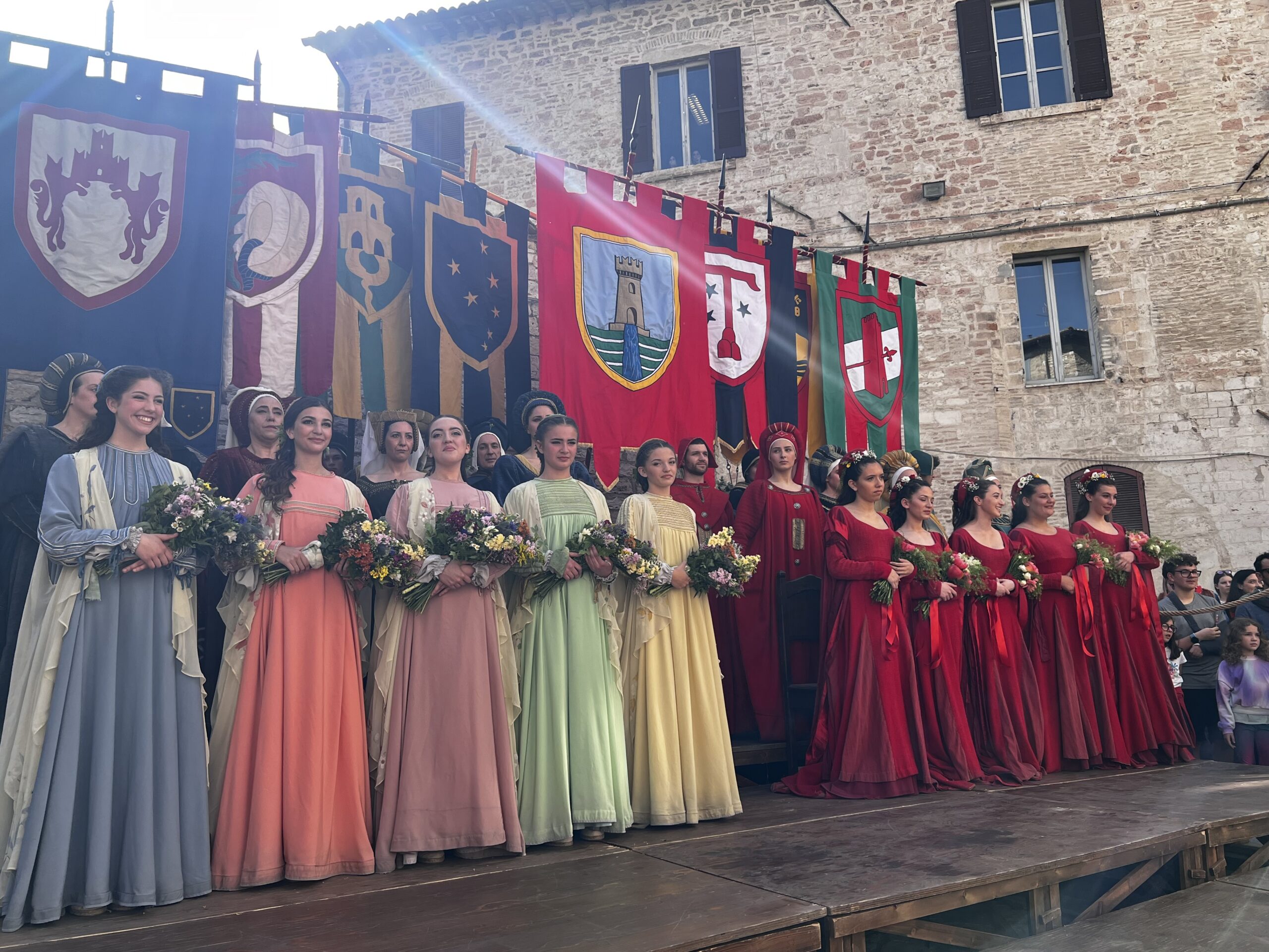 Calendimaggio di Assisi, svelati i nomi delle regine della festa: ecco le Madonne Primavera di Magnifica Parte de Sotto e di Nobilissima Parte de Sopra (foto) 29 Calendimaggio di Assisi, svelati i nomi delle regine della festa: ecco le Madonne Primavera di Magnifica Parte de Sotto e di Nobilissima Parte de Sopra (foto) 28