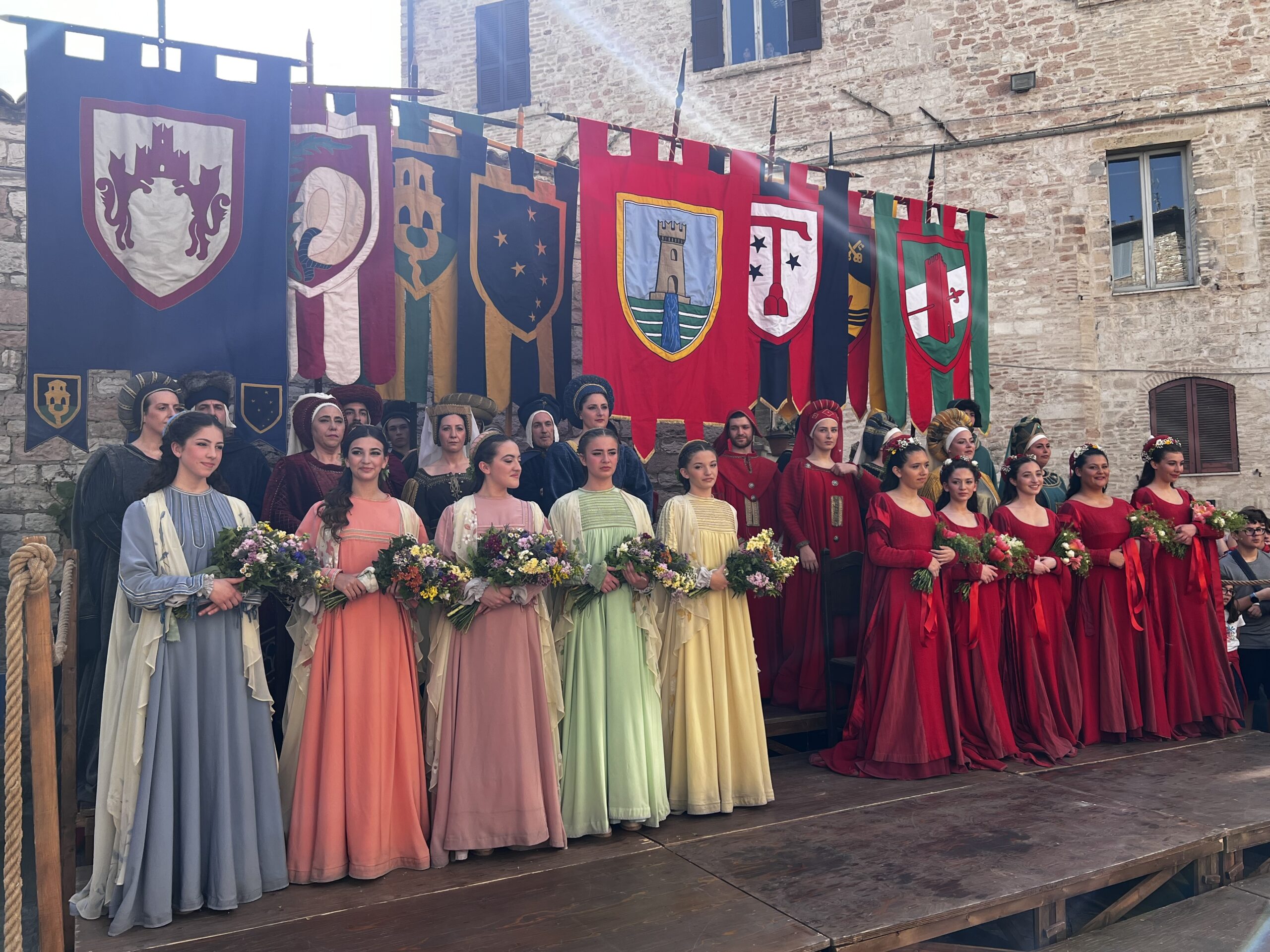 Calendimaggio di Assisi, svelati i nomi delle regine della festa: ecco le Madonne Primavera di Magnifica Parte de Sotto e di Nobilissima Parte de Sopra (foto) 31 Calendimaggio di Assisi, svelati i nomi delle regine della festa: ecco le Madonne Primavera di Magnifica Parte de Sotto e di Nobilissima Parte de Sopra (foto) 30