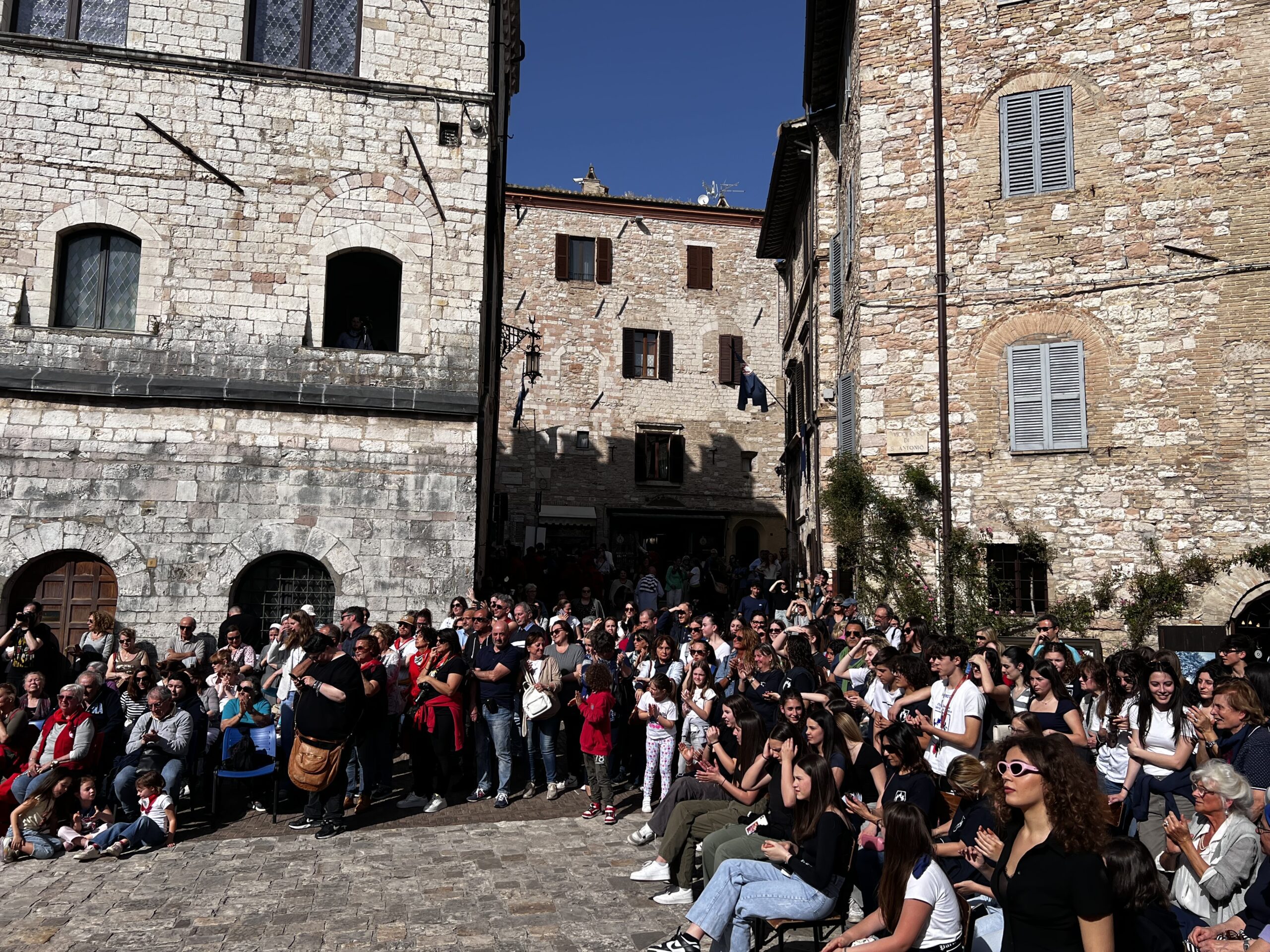 Calendimaggio di Assisi, svelati i nomi delle regine della festa: ecco le Madonne Primavera di Magnifica Parte de Sotto e di Nobilissima Parte de Sopra (foto) 41 Calendimaggio di Assisi, svelati i nomi delle regine della festa: ecco le Madonne Primavera di Magnifica Parte de Sotto e di Nobilissima Parte de Sopra (foto) 40