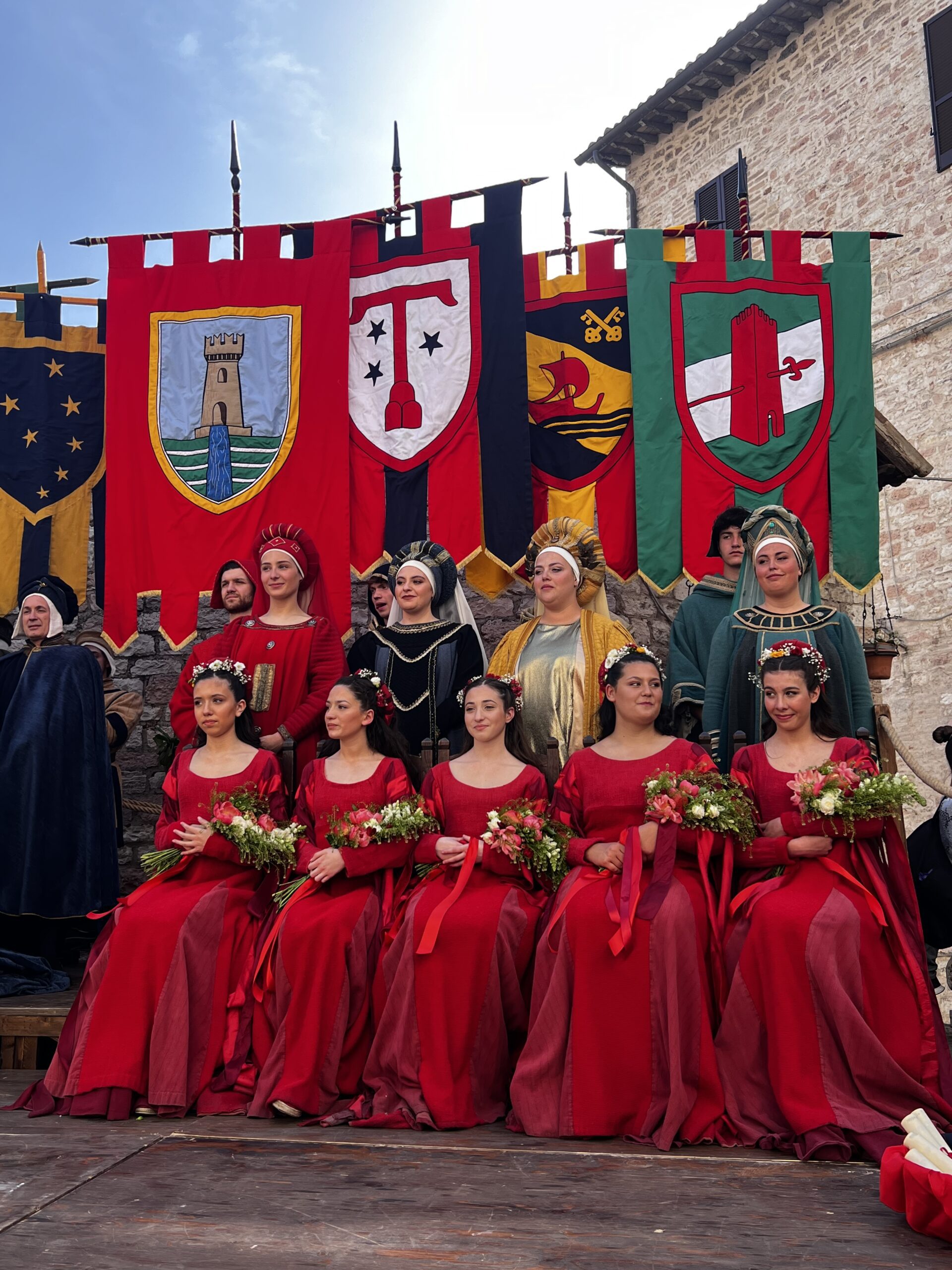 Calendimaggio di Assisi, svelati i nomi delle regine della festa: ecco le Madonne Primavera di Magnifica Parte de Sotto e di Nobilissima Parte de Sopra (foto) 49 Calendimaggio di Assisi, svelati i nomi delle regine della festa: ecco le Madonne Primavera di Magnifica Parte de Sotto e di Nobilissima Parte de Sopra (foto) 48
