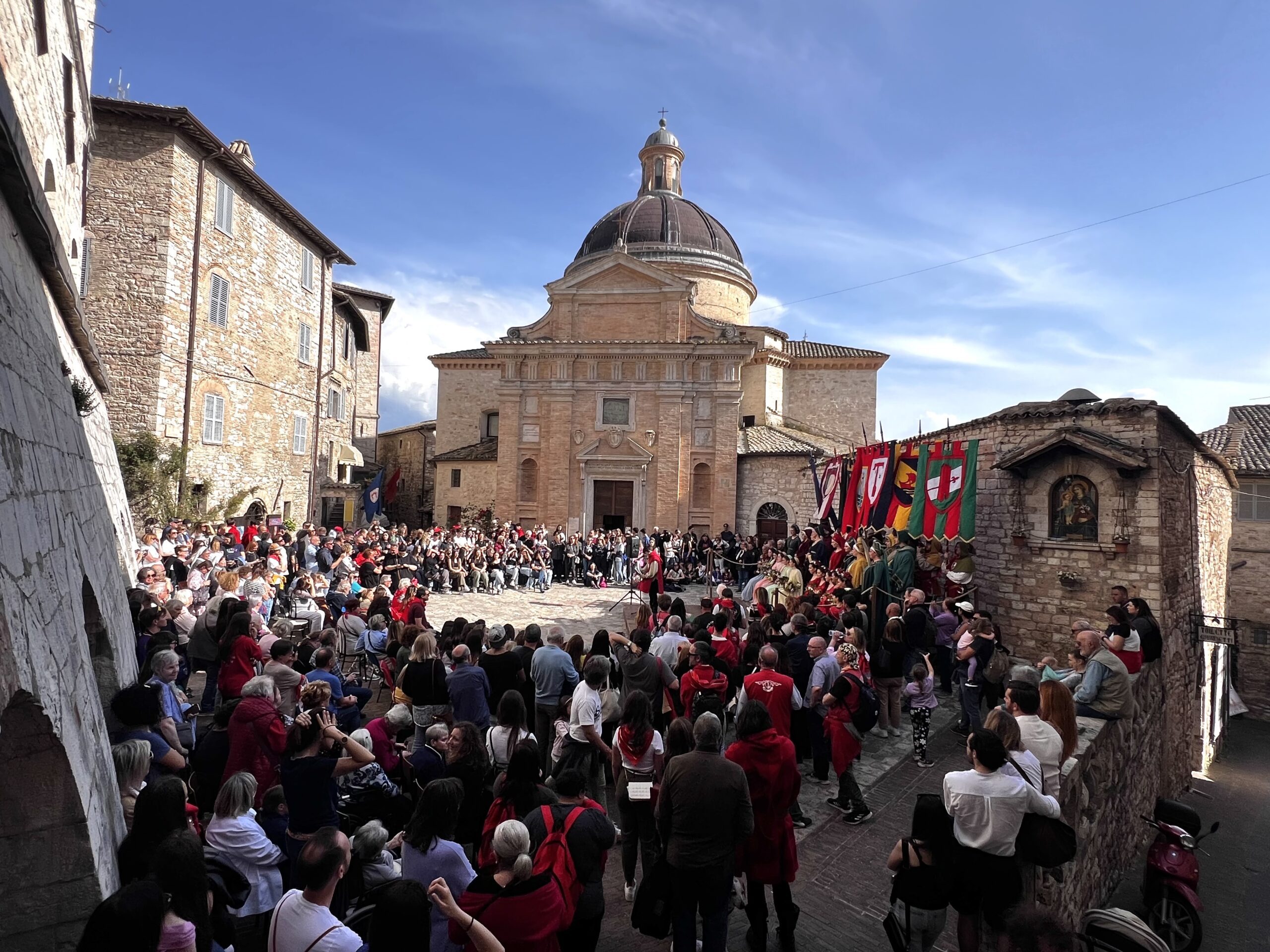 Calendimaggio di Assisi, svelati i nomi delle regine della festa: ecco le Madonne Primavera di Magnifica Parte de Sotto e di Nobilissima Parte de Sopra (foto) 71 Calendimaggio di Assisi, svelati i nomi delle regine della festa: ecco le Madonne Primavera di Magnifica Parte de Sotto e di Nobilissima Parte de Sopra (foto) 70
