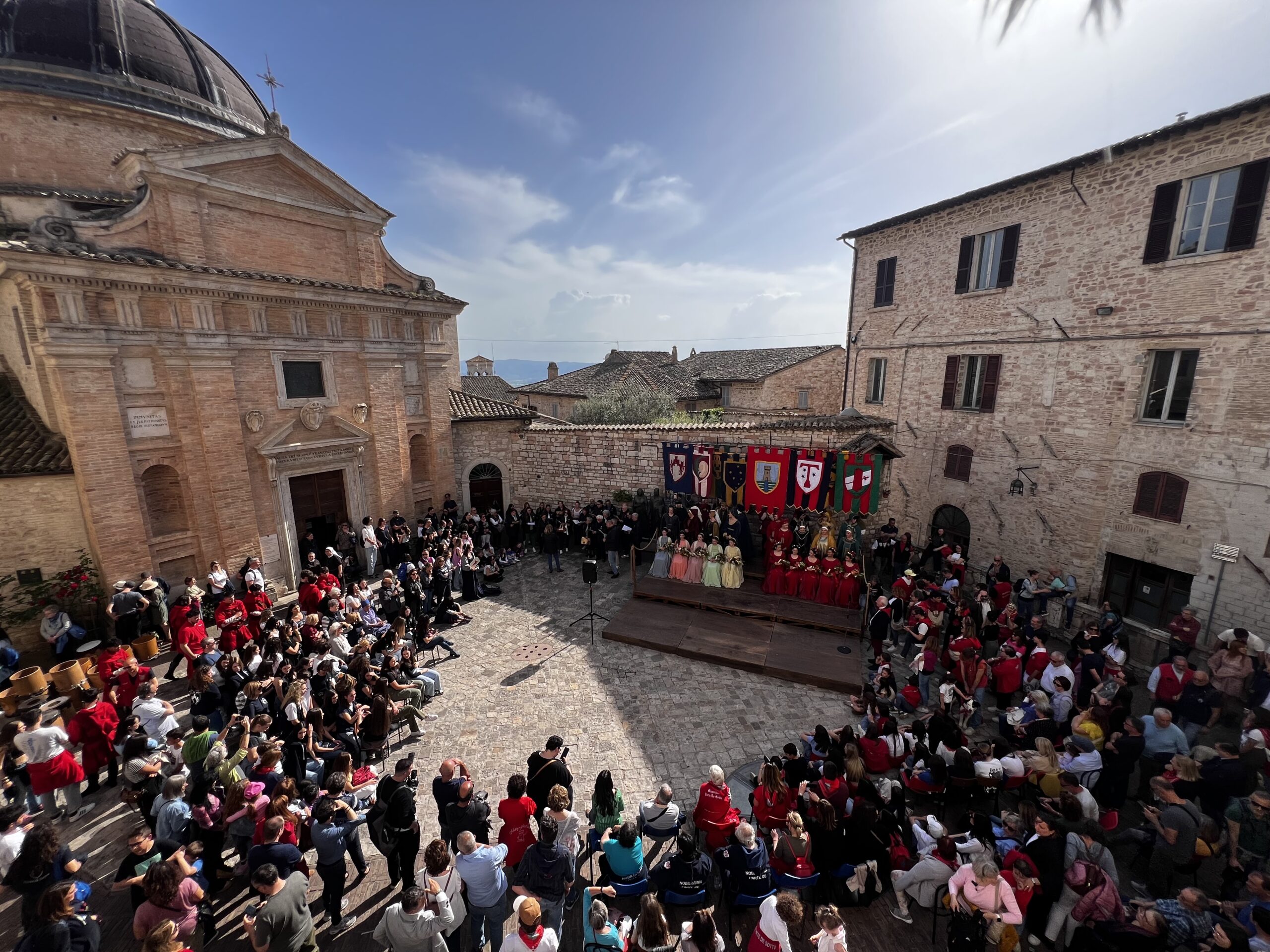 Calendimaggio di Assisi, svelati i nomi delle regine della festa: ecco le Madonne Primavera di Magnifica Parte de Sotto e di Nobilissima Parte de Sopra (foto) 77 Calendimaggio di Assisi, svelati i nomi delle regine della festa: ecco le Madonne Primavera di Magnifica Parte de Sotto e di Nobilissima Parte de Sopra (foto) 76