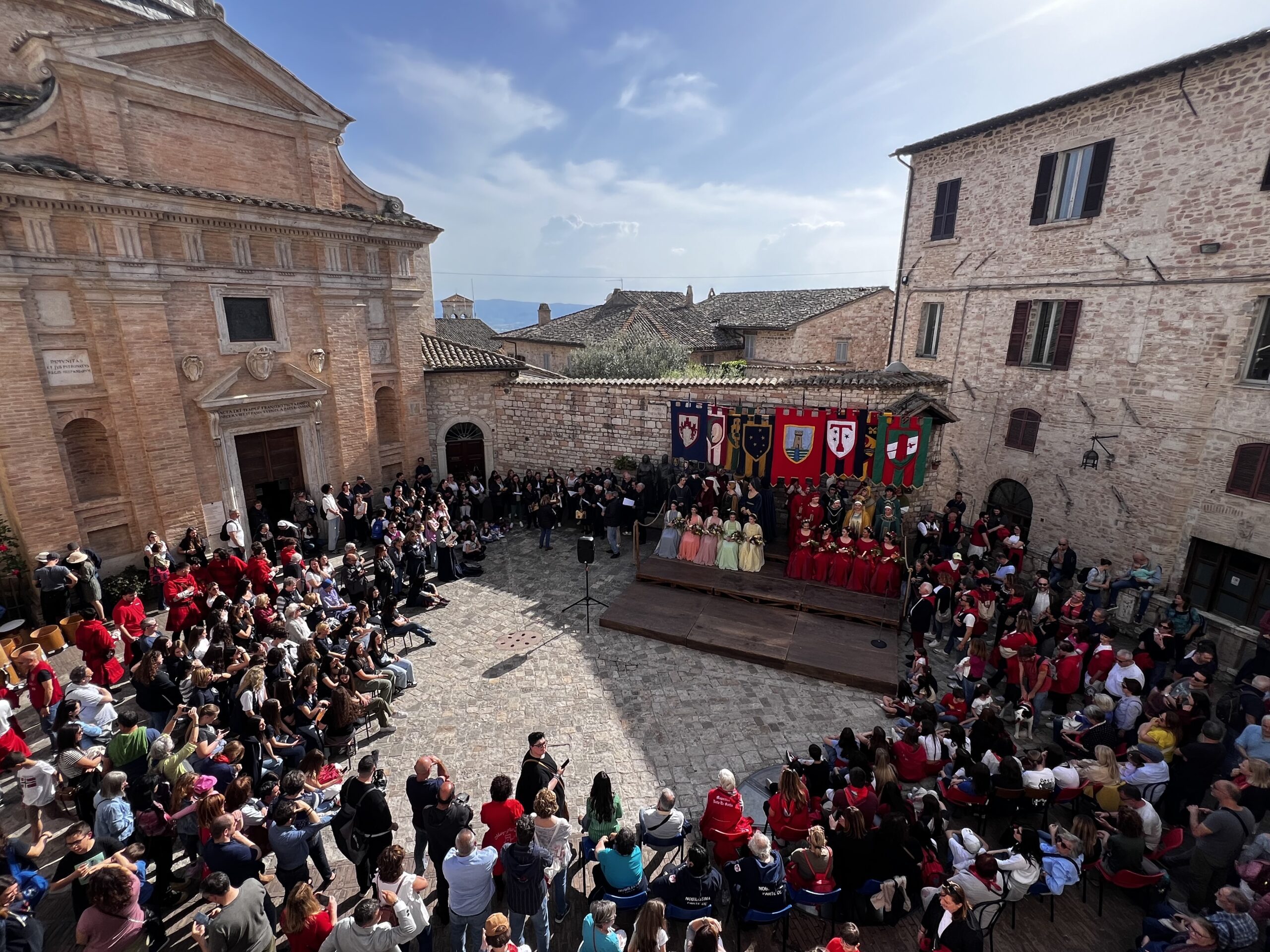 Calendimaggio di Assisi, svelati i nomi delle regine della festa: ecco le Madonne Primavera di Magnifica Parte de Sotto e di Nobilissima Parte de Sopra (foto) 73 Calendimaggio di Assisi, svelati i nomi delle regine della festa: ecco le Madonne Primavera di Magnifica Parte de Sotto e di Nobilissima Parte de Sopra (foto) 72