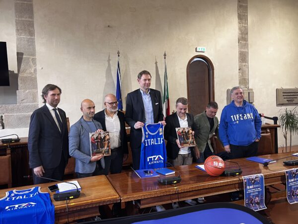 Città di Castello, presentazione ufficiale per le Final Event Jr. NBA FIP Schools League 2024
(foto) 13 Città di Castello, presentazione ufficiale per le Final Event Jr. NBA FIP Schools League 2024
(foto) 12