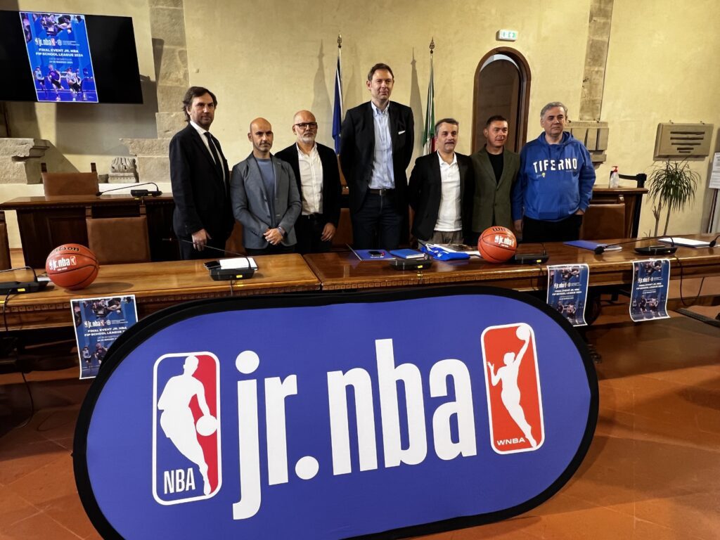 Città di Castello, presentazione ufficiale per le Final Event Jr. NBA FIP Schools League 2024
(foto) 5 Città di Castello, presentazione ufficiale per le Final Event Jr. NBA FIP Schools League 2024
(foto) 4