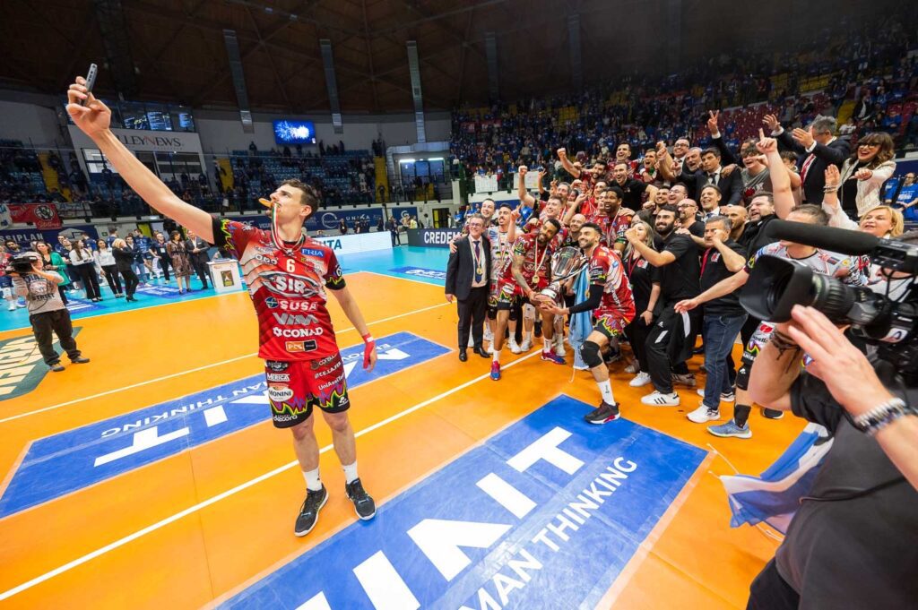 Lo scudetto torna a Perugia: la Sir Volley è campione d’Italia (foto) 13 Lo scudetto torna a Perugia: la Sir Volley è campione d’Italia (foto) 12
